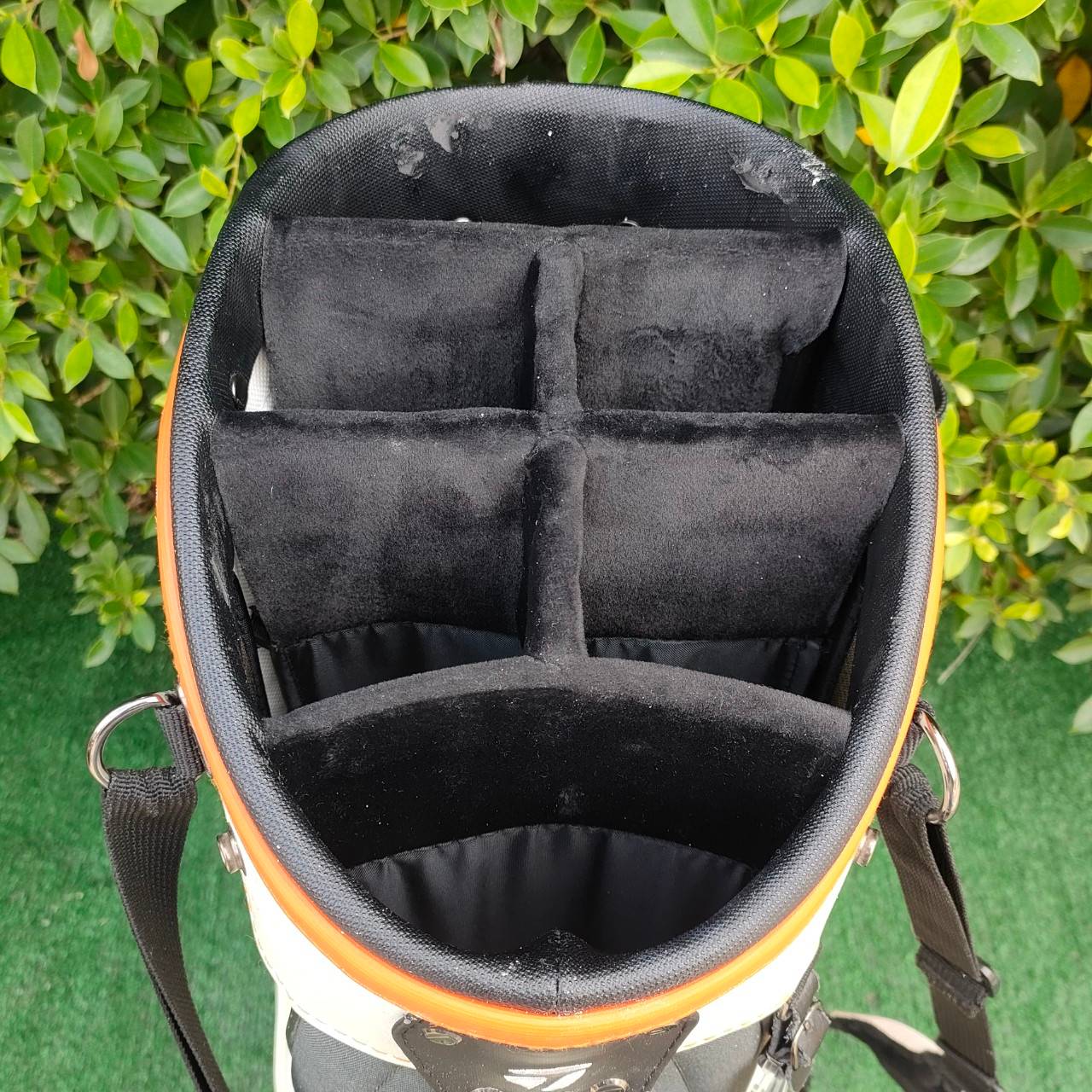 ถุงกอล์ฟ TAYLORMADE R1 ขาตั้ง มือสอง ** COVERมีตำหนิ ** ของแท้ เบา ขาตั้งแข็งแรง!! ของใหม่เกือบหมื่น!! มือสอง ของแท้ BY NakaraLuxurious