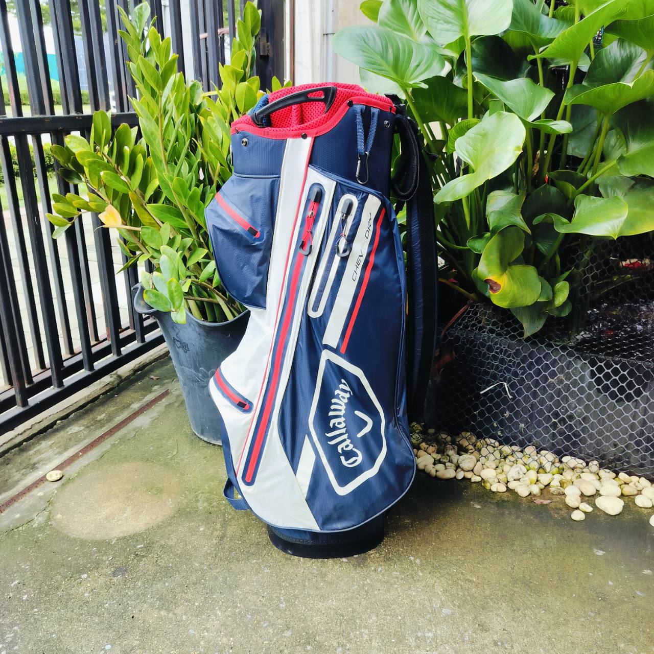 ถุงกอล์ฟ Callaway แบบ 14 ช่อง สภาพสวยมากแต่มี *ตำหนิ COVER* โดนเกี่ยวขาดตอนขึ้นเครื่องบิน เป็นถุงของแท้ ของใหม่ราคาแพง!!! ถุงกอล์ฟพรีเมี่ยมมือสอง ของแท้ By NakaraLuxurious