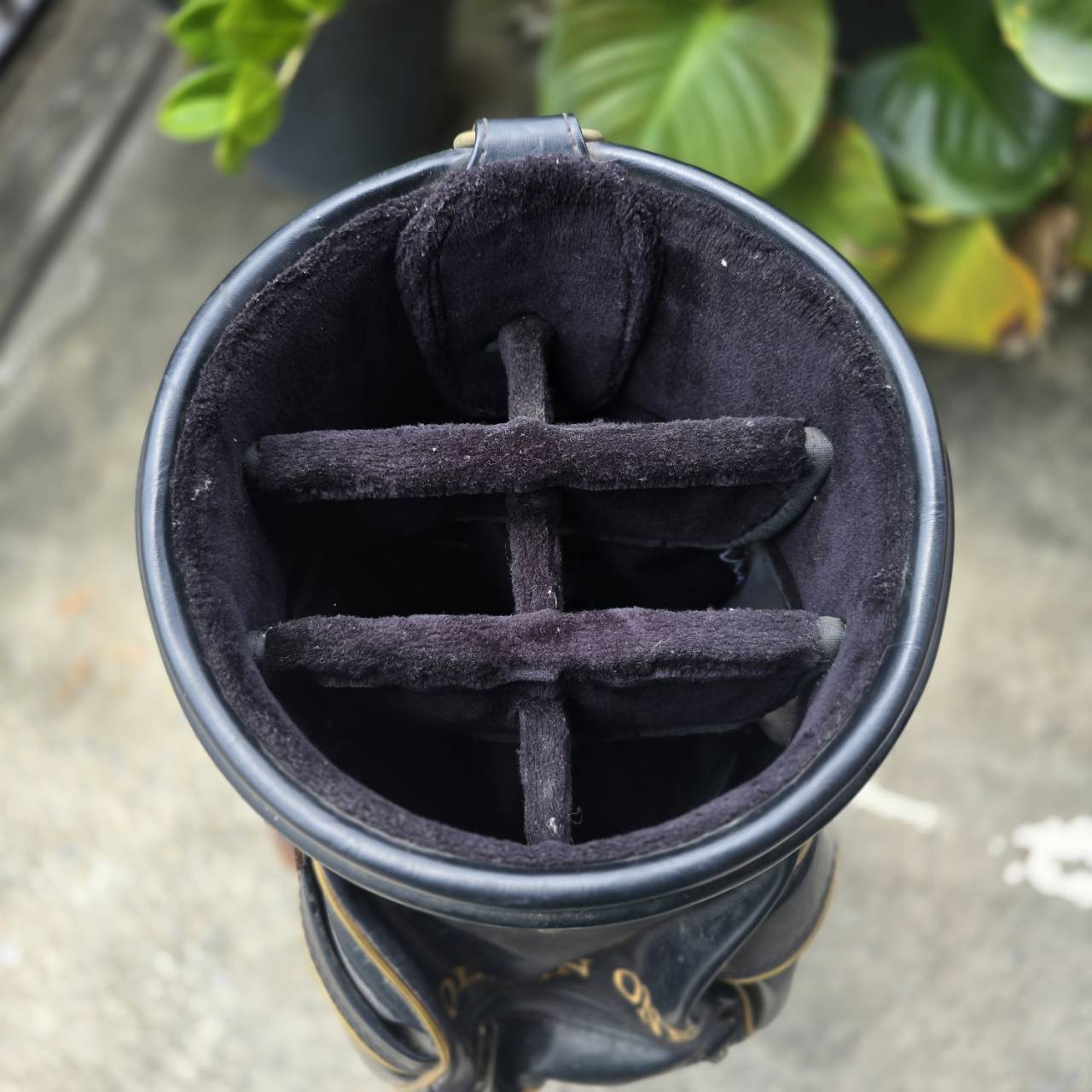 ** ไม่มี COVER ** ถุงกอล์ฟ สิงห์ หนังสวยมากค่ะ วินเทจ หายาก ภายในบุกำมะหยี่ นอกจากนั้นใช้งานได้ตามปกติเลยค่ะ