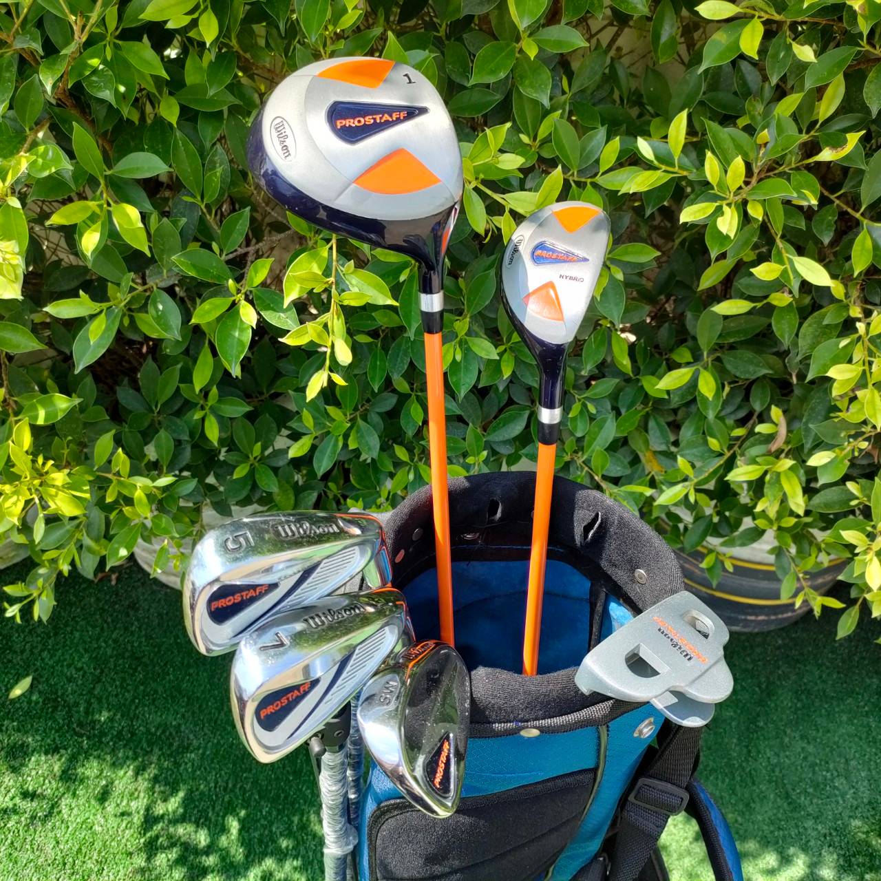 ** ไม้กอล์ฟสำหรับเด็ก ** FULLSET WILSON PROSTAFF ทั้งชุดประกอบด้วย หัวไม้ 1 เเละ HYBRID ชุดเหล็ก 5 7 เเละ SW ** ความยาวของเหล็ก 7 31 นิ้ว PUTTER พร้อมถุงกอล์ฟ ขาตั้ง WILSON ไม้ครบทุกระยะ ครบสำหรับคุณหนูๆเลยครับ