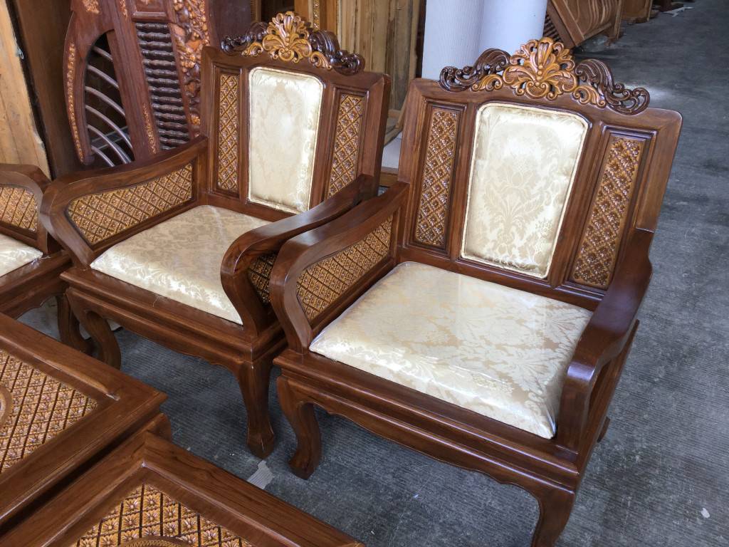 ชุดรับแขกลายพิกุลนกยูง