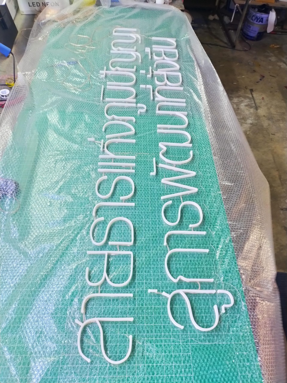ป้ายไฟนีออน LED อะคริลิคใสรองหลัง