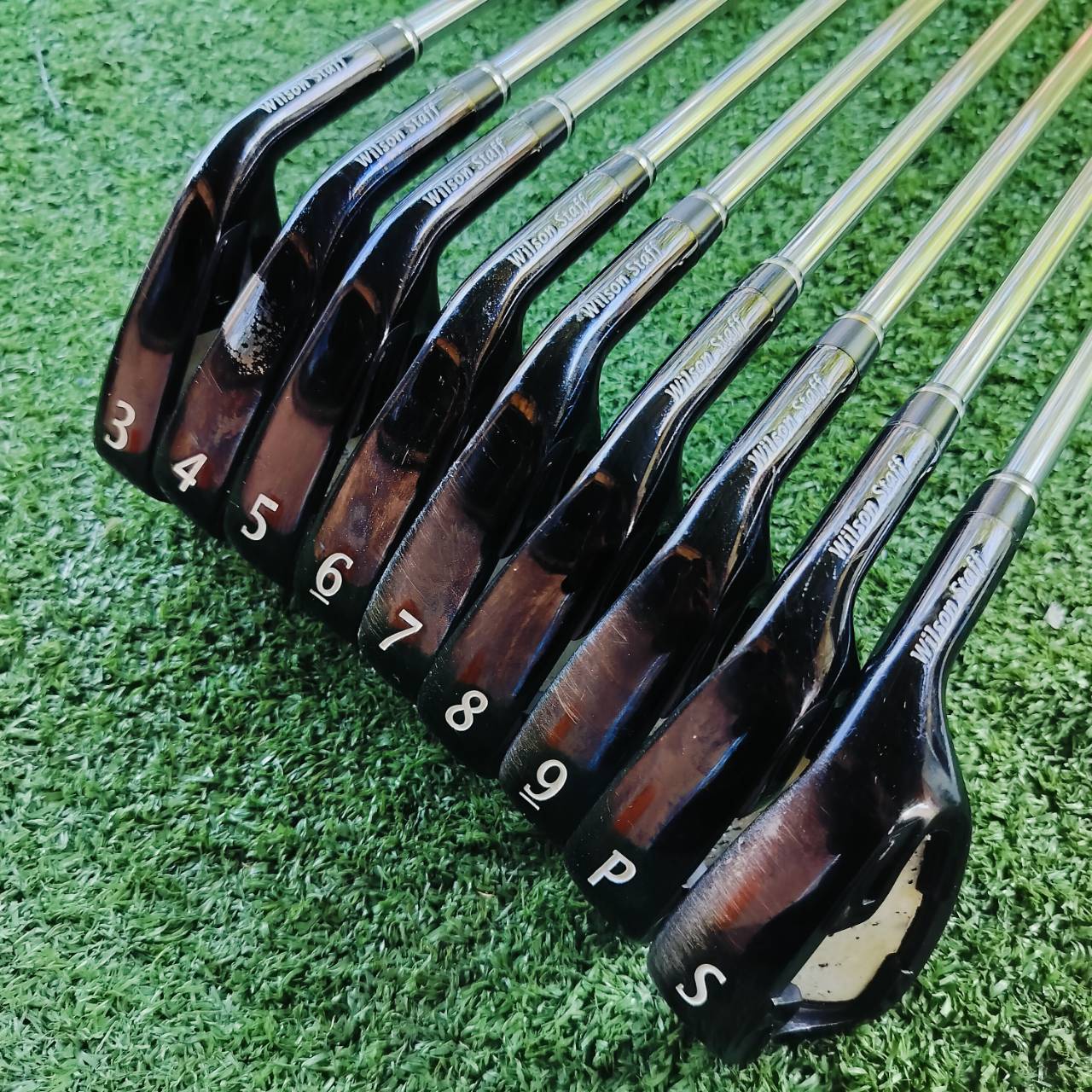 ลดล้างสต๊อค!!! ** มีตำหนิเพลทหลังหลุด ** ชุดเหล็ก WILSON STAFF BLACK รุ่นนี้เป็นรุ่น STAFF ที่ทางวิลซันทำออกมา ไม้กอล์ฟพรีเมี่ยมมือสอง ของแท้ By NakaraLuxurious