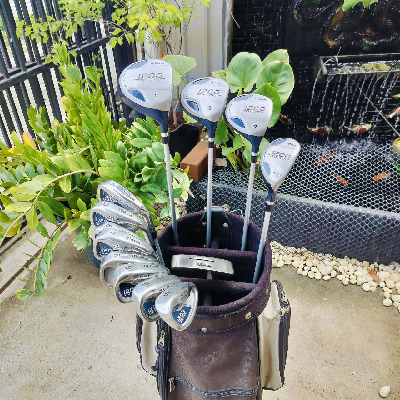 ไม้กอล์ฟครบชุดสำหรับผู้ชาย WILSON 1200 GEAR EFFECT ชุดเต็ม พร้อมออกรอบได้เลยค่ะ หัวไม้ได้ถึง 4 หัว Driver หน้าเด้ง Titanium FACE ไม้กอล์ฟพรีเมี่ยมมือสอง ของแท้ By NakaraLuxurious
