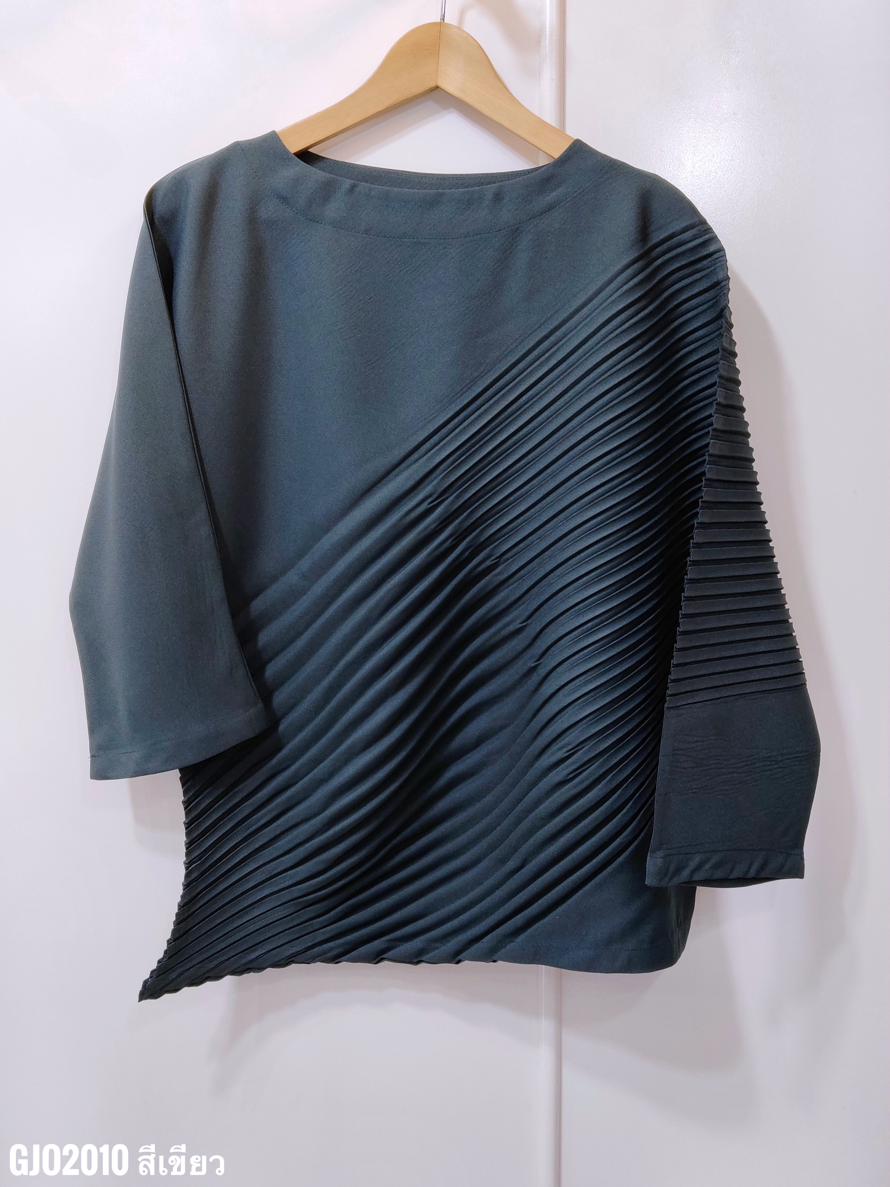 ปรับราคาลง20%!! อกไม่เกิน46 นิ้ว! 2MUAY รุ่น GJO2010 เสื้ออัดพลีทคุณภาพ CHIC DIAGONAL PLEATED TOP 6 สี FREE SIZE