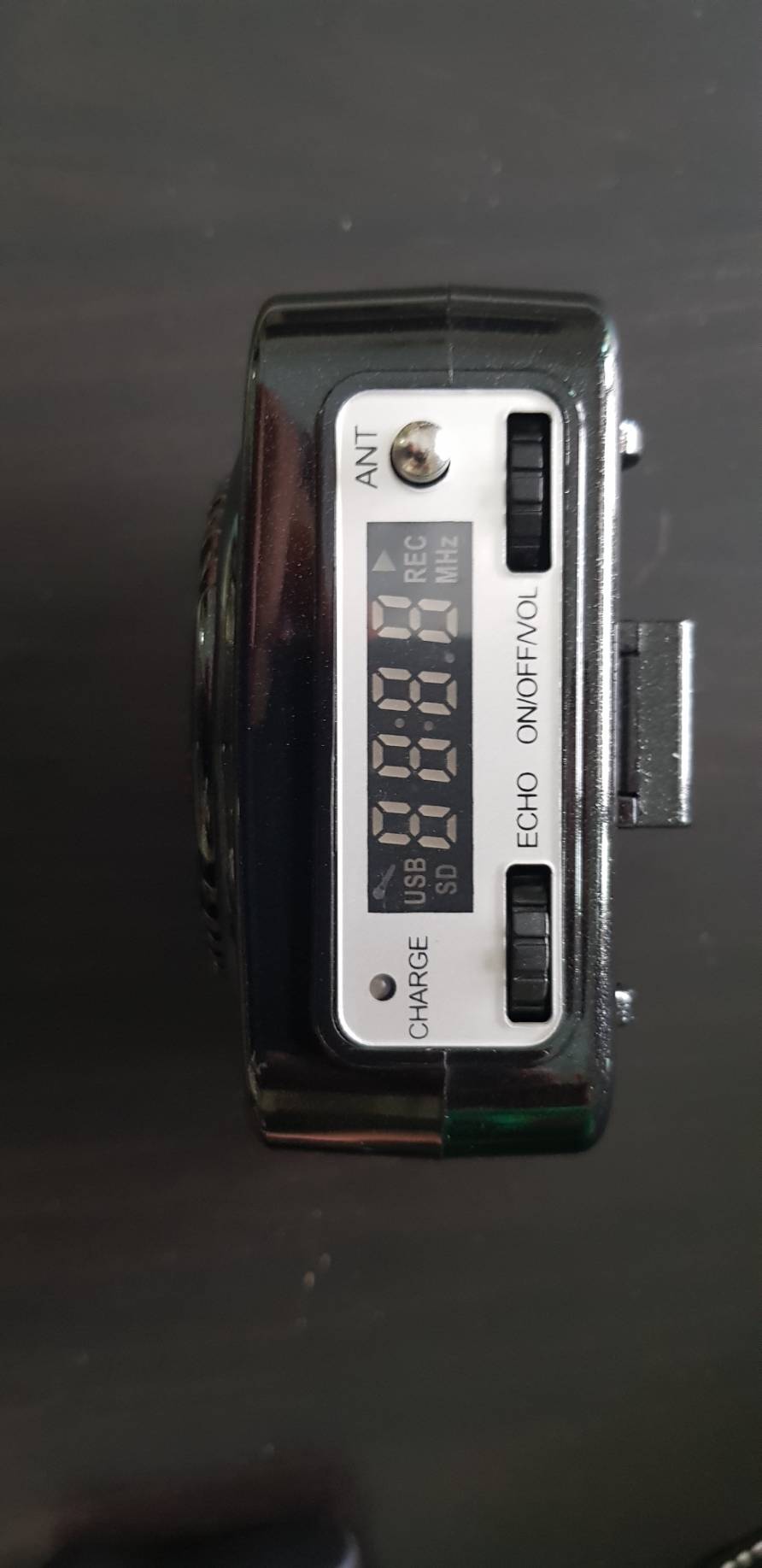 DECCON เครื่องเสียงพกพามีไมโครโฟนพร้อมใช้งาน คาดเอว รองรับการเปิดเพลง MP3 ผ่าน USB