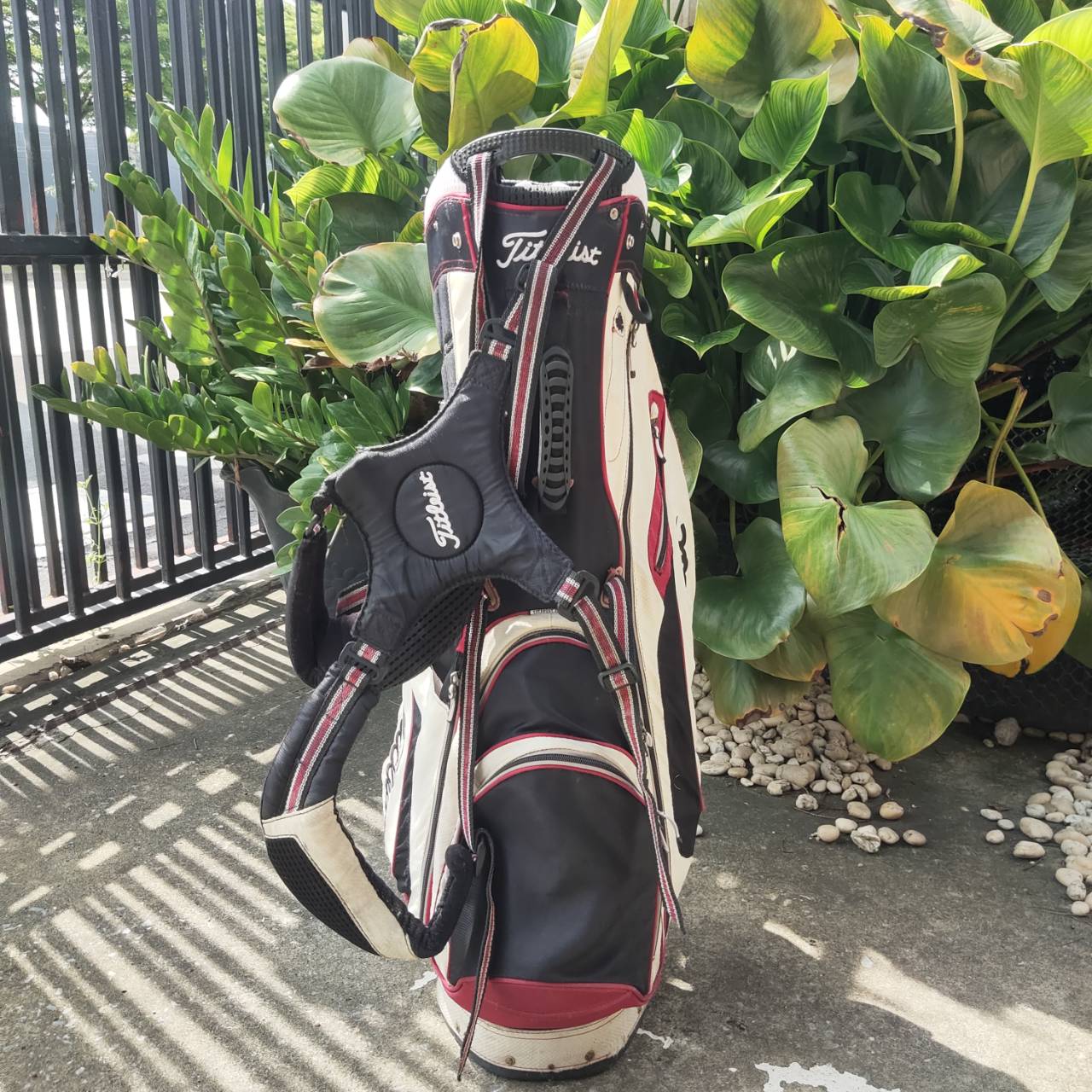 ถุงกอล์ฟ Titleist ขาตั้ง แบบ 14 ช่อง ** มีตำหนิที่ COVER มีลอยขาด ** มีสายสะพายแบบเป้ให้ด้วยค่ะ