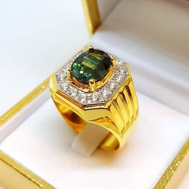 แหวนชายพลอยเขียวประกายสวยงามประดับเพชร