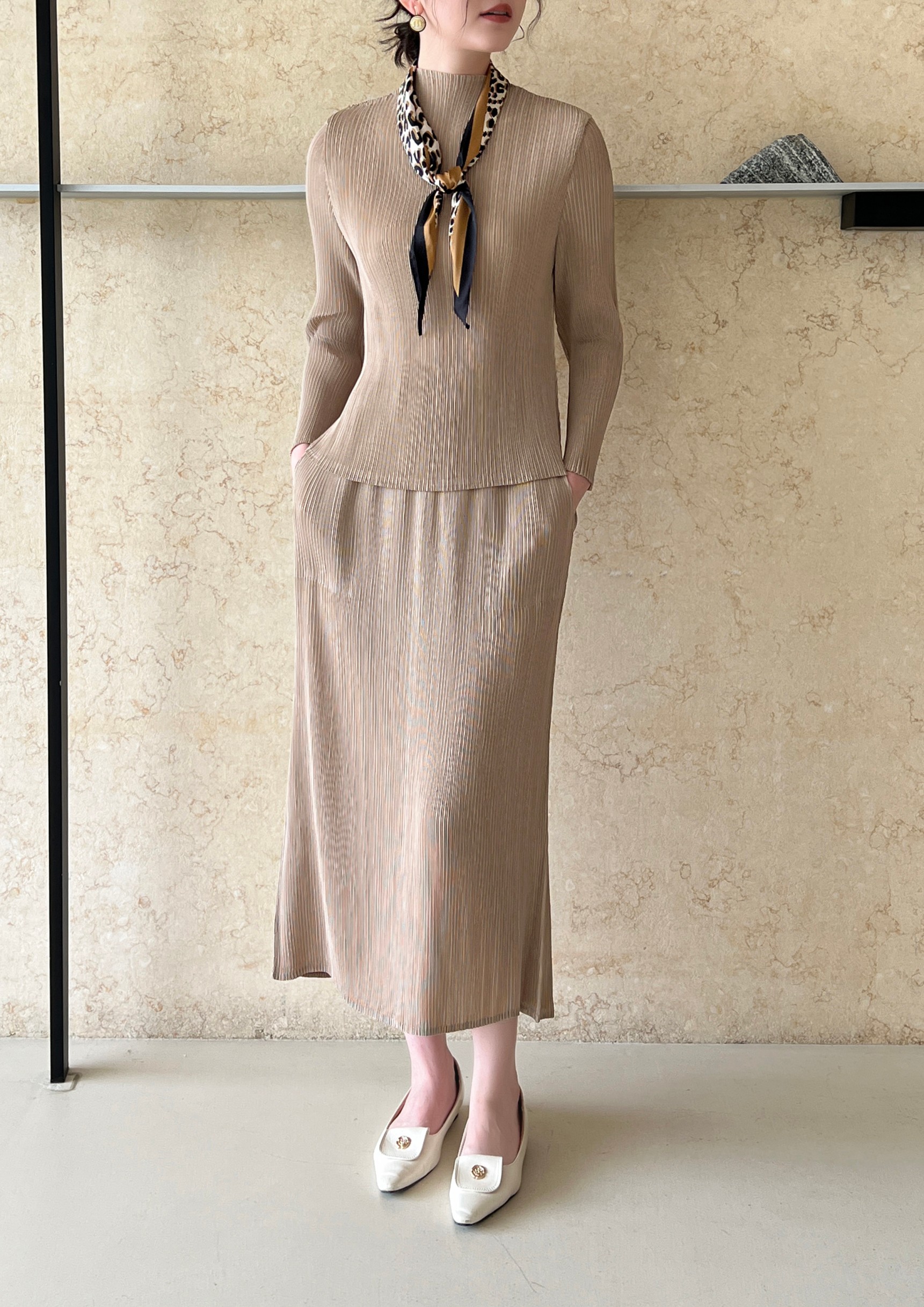 ปรับราคาลง20%!! 2MUAY รุ่น GJO11032/ GJO11044 เซ็ตพลีทผ้าแมตต์ HIGHNECK LONGSLEEVE TOP WITH PENCIL SKIRT PLEATED SET 10 สี FREE SIZE