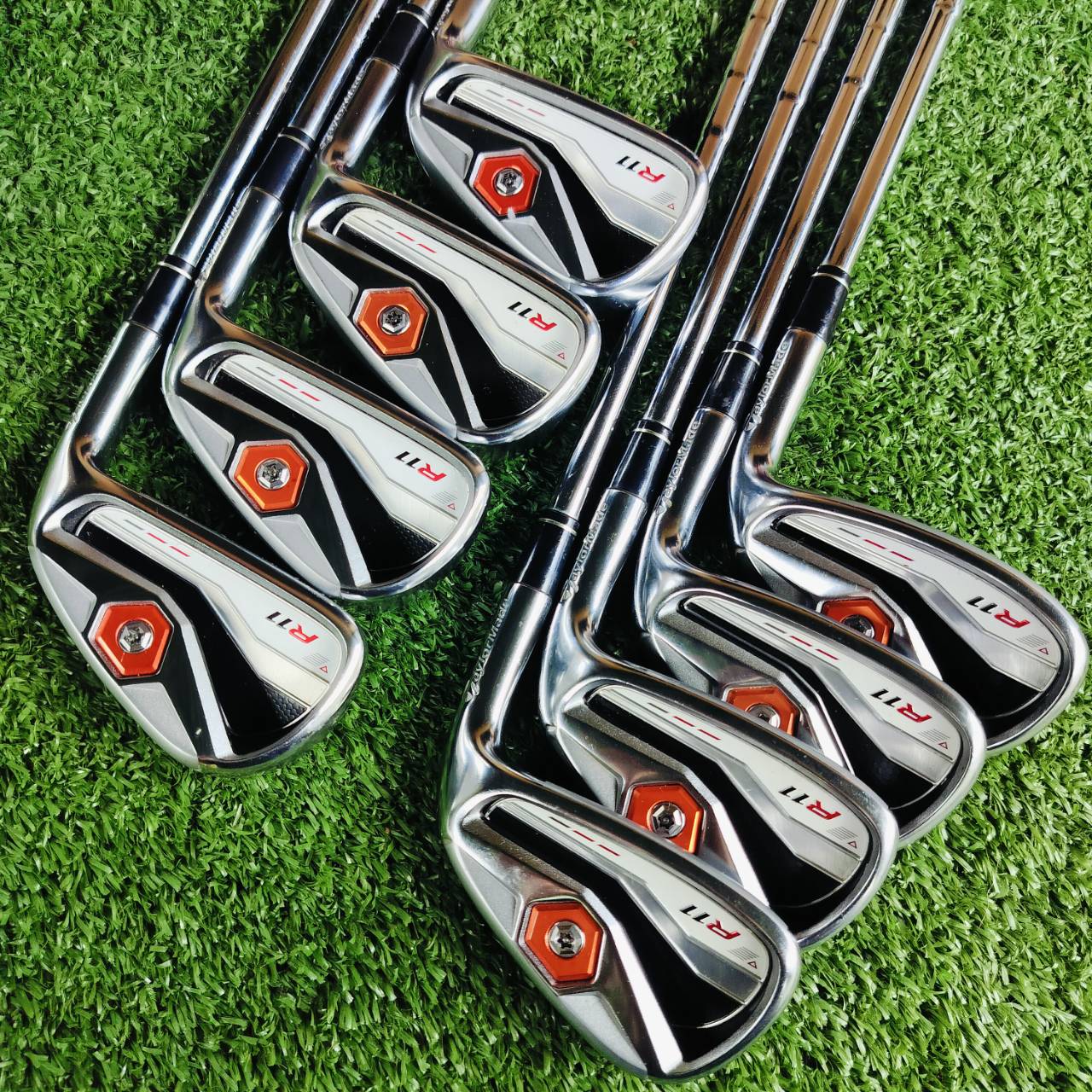 ชุดเหล็ก Taylormade R11 ด้านหลังมีโพรง CAVITY ออกแบบสปอร์ต สวย และตีง่าย ตีไกลในเหล็กเดียว ไขปรับทิศทางได้อีกด้วย ไม้กอล์ฟพรีเมี่ยมมือสอง ของแท้ By NakaraLuxurious