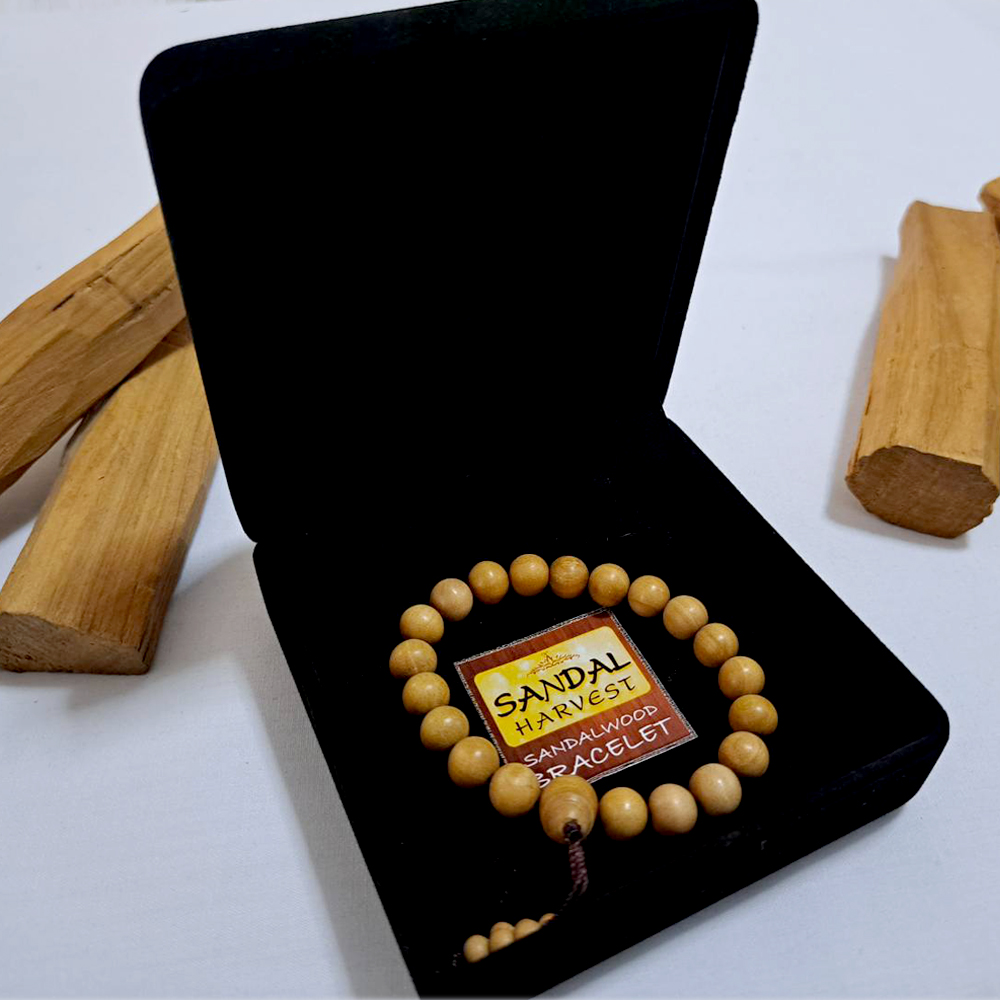 สร้อยข้อมือ ไม้จันทน์หอมแท้ 100% จากอินเดีย (21 เม็ด) ในกล่องกำมะหยี่ สวยหรู งานทำมือ ละเอียด ปราณีต ทุกเม็ด ไม่มีน้ำหอม ไม่ทำสี