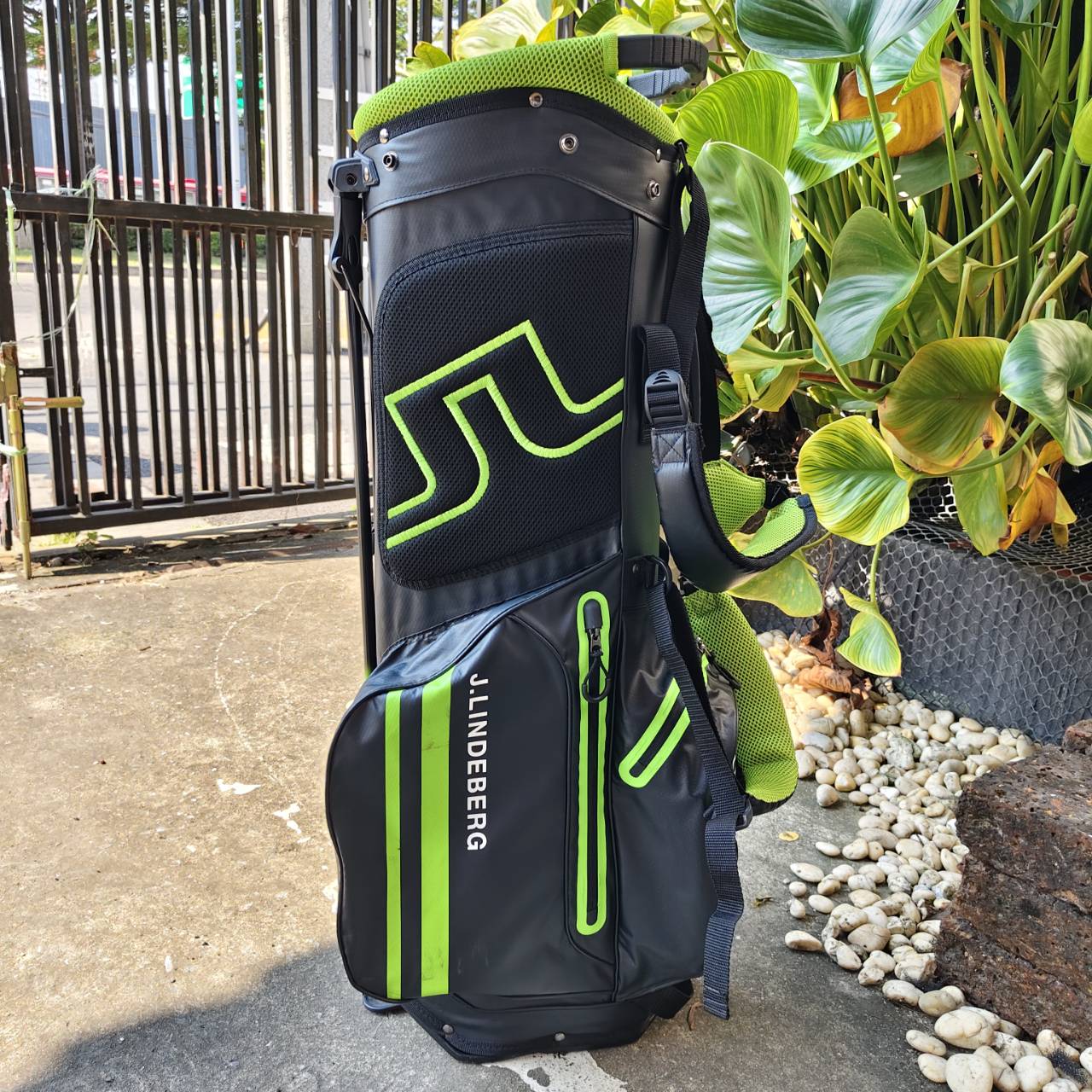 ถุงกอล์ฟขาตั้ง J.Lindeberg ผสานระหว่างสไตล์สแกนดิเนเวียทันสมัยเข้ากับฟังก์ชันการใช้งานระดับพรีเมียม