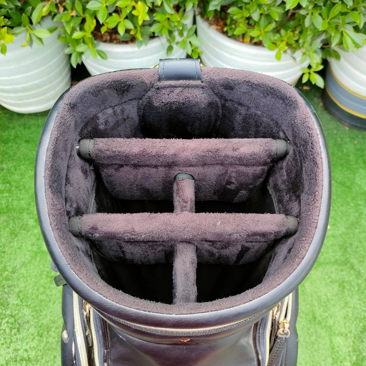 ถุงกอล์ฟ TAYLORMADE ** ถุงกอล์ฟมีตำหนิหนังลอก** ตามรูปที่ถ่ายเลยครับ