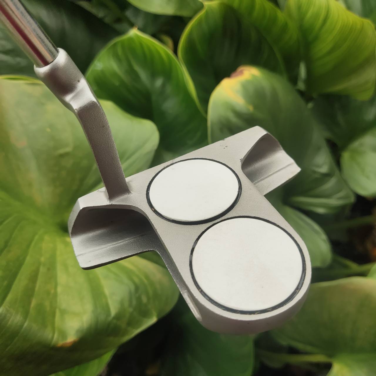 PUTTER Odyssey White Hot 2-Ball Blade ผสมผสานการจัดแนวที่แม่นยำของรุ่น 2-Ball เข้ากับรูปทรง Blade ที่เพรียวบาง ไม้กอล์ฟมือสอง