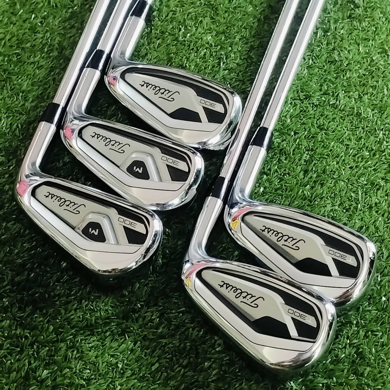 ชุดเหล็ก TITLEIST T300 (2022) ตีไกล ตีง่าย ชุดแบบ COMBO พัฒนาเกมการเล่นได้มากเป็นพิเศษ บเคลื่อนด้วยพลังจากเทคโนโลยี Max Impact ก้อนโพลีเมอร์ที่ถูกซ่อนอยู่ภายใน ไม้กอล์ฟพรีเมี่ยมมือสอง ของแท้ By NakaraLuxurious