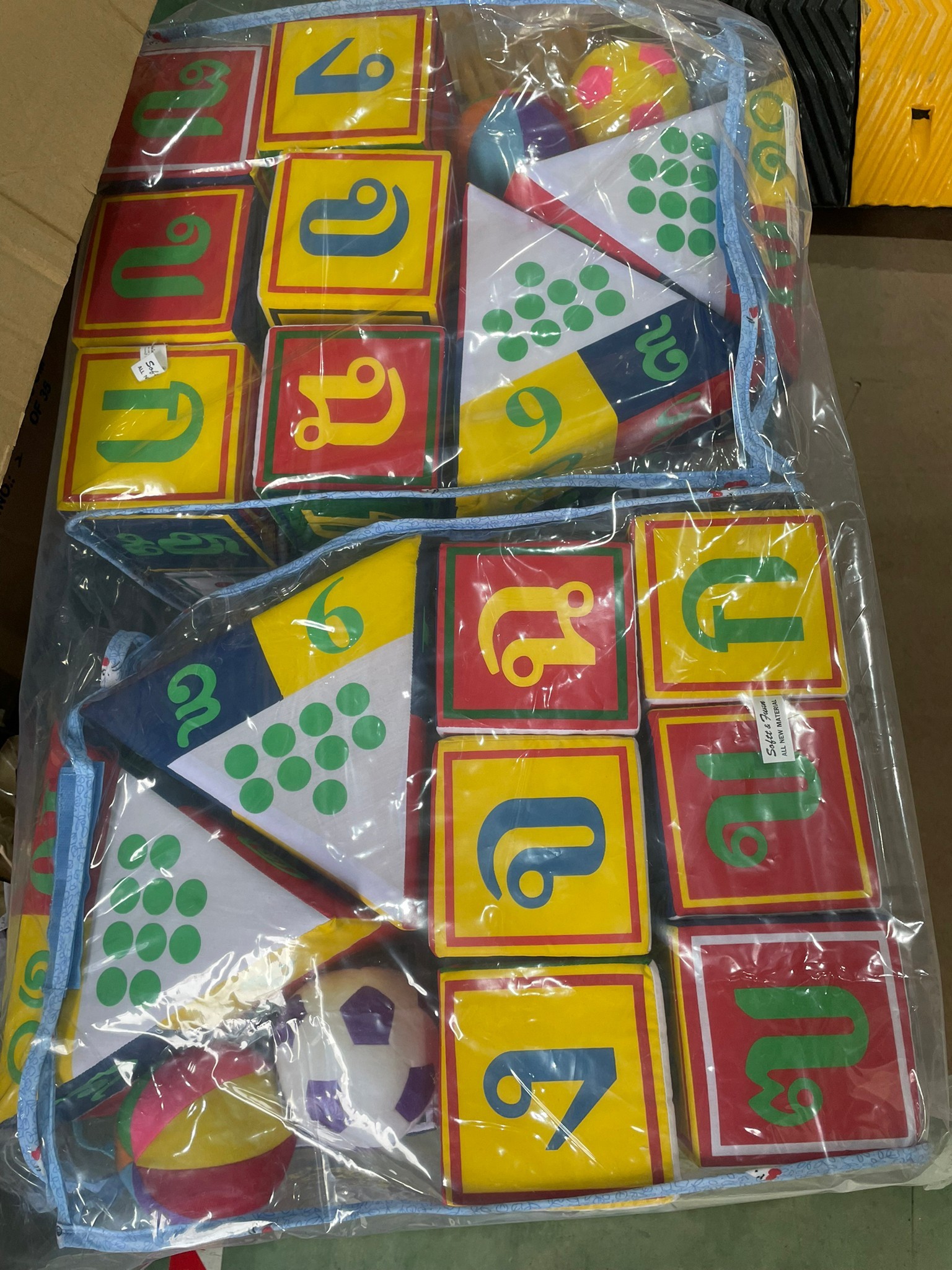 ชุดบล็อกนุ่มนิ่ม ลูกเต๋า ตัวอักษรไทย ก- อ ภาษาไทยและตัวเลข18 ชิ้น ,ทุกหน้ารวมพยัญชนะไทย44ตัว , บล็อกของเล่น ของเล่นเสริมพัฒนาการ