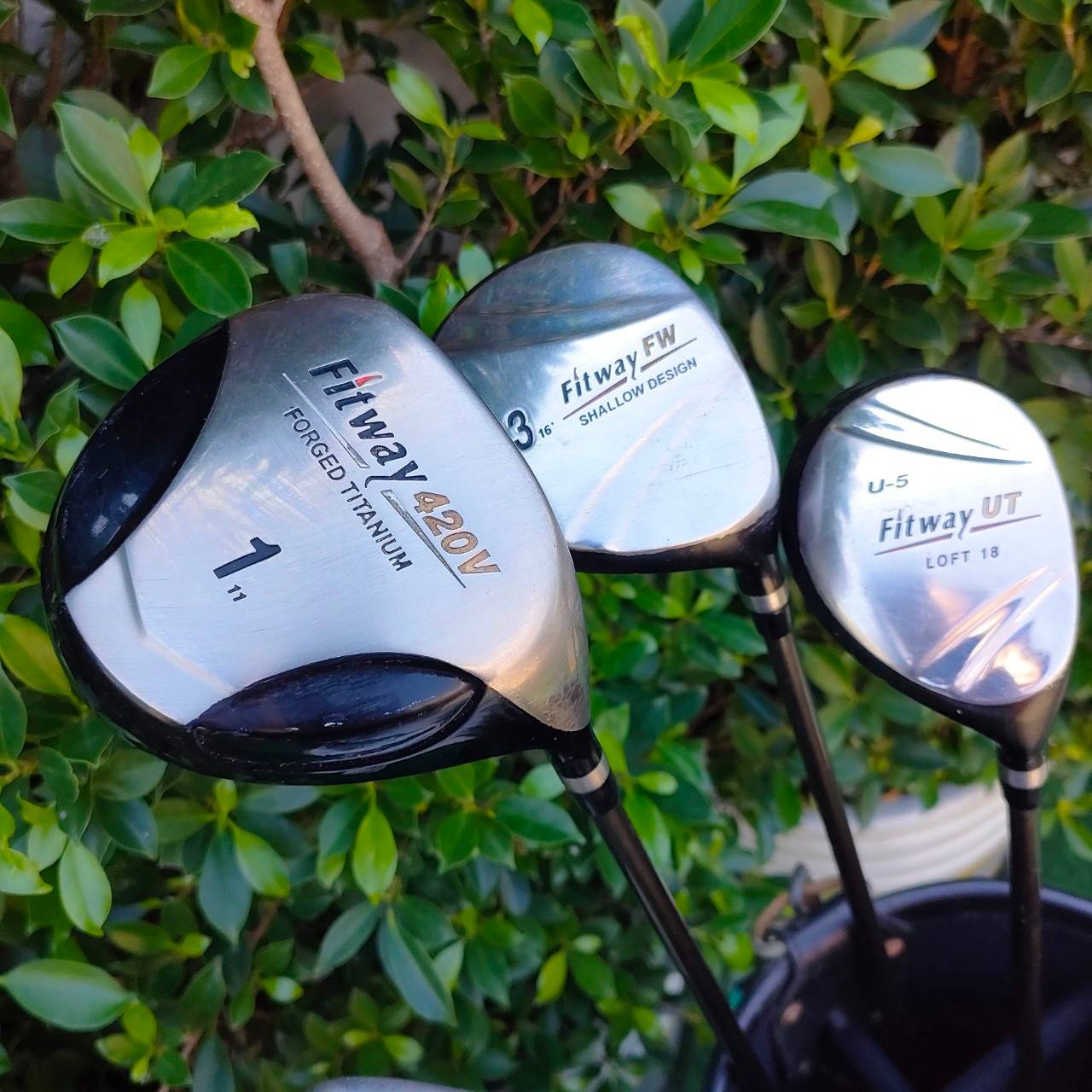 ไม้กอล์ฟครบชุด พร้อมออกรอบได้เลย!!! FITWAY 420V ตีง่าย ตีไกลแน่นอน Driver ตัวโต และ FW 3 - 5 แบนๆ รูปทรงน่าตีมาก ตีลูกลอยได้ง่าย และเสียงเพราะวัสดุดีมากๆ ชุดเหล็ก 5 - 9 เเละ PW AW SW มี WEDGE ให้ถึงสามตัวแล้ว PUTTER TOUR MODEL II