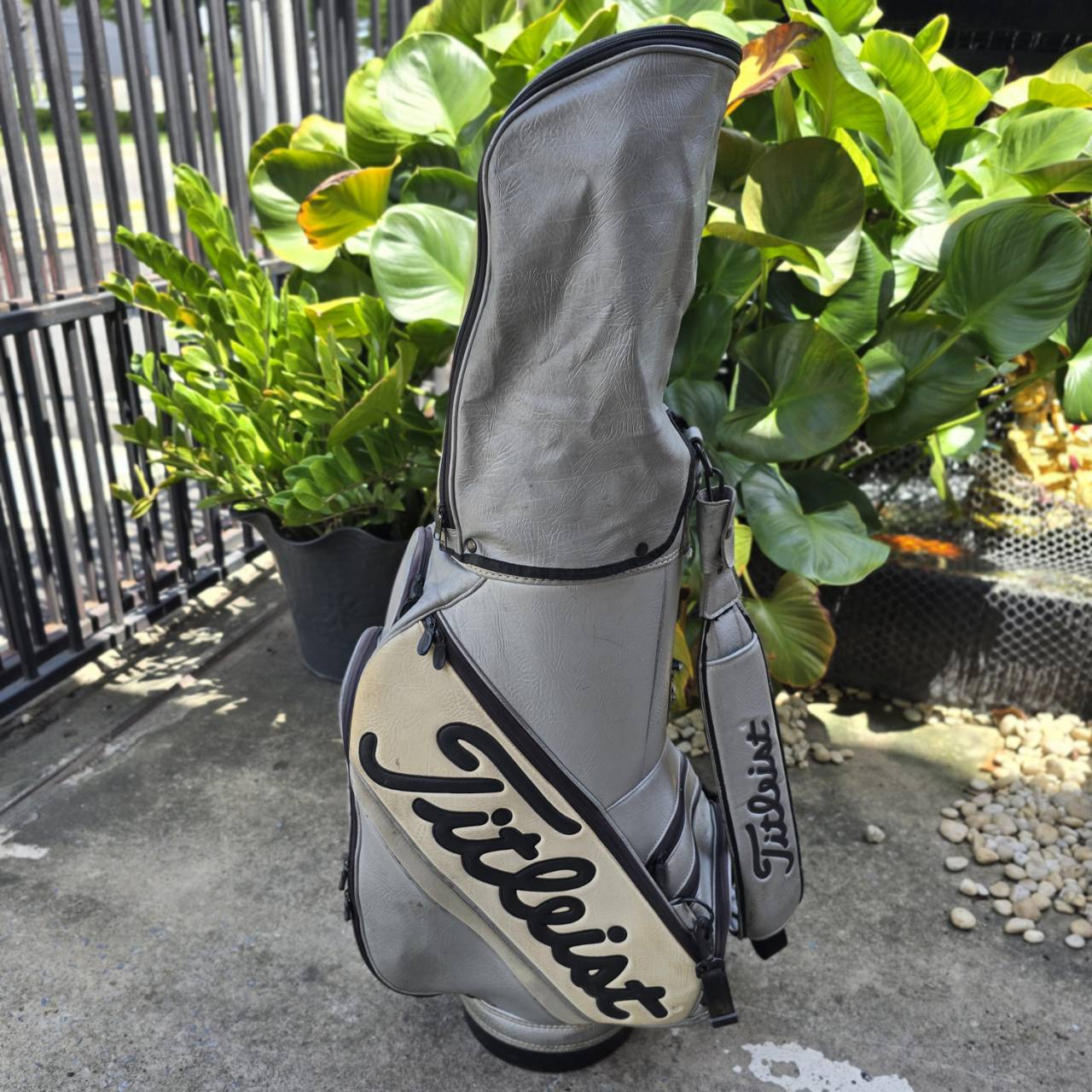 ถุงกอล์ฟ Titleist ของแท้ ** มือจับหลุด ** รุ่น TOUR ใบใหญ่จัดๆ ปากถุง 11 นิ้ว มีลายเซ็นต์โปร Titleist ถุงแบบที่ใช้ใน TOUR เลยค่ะ