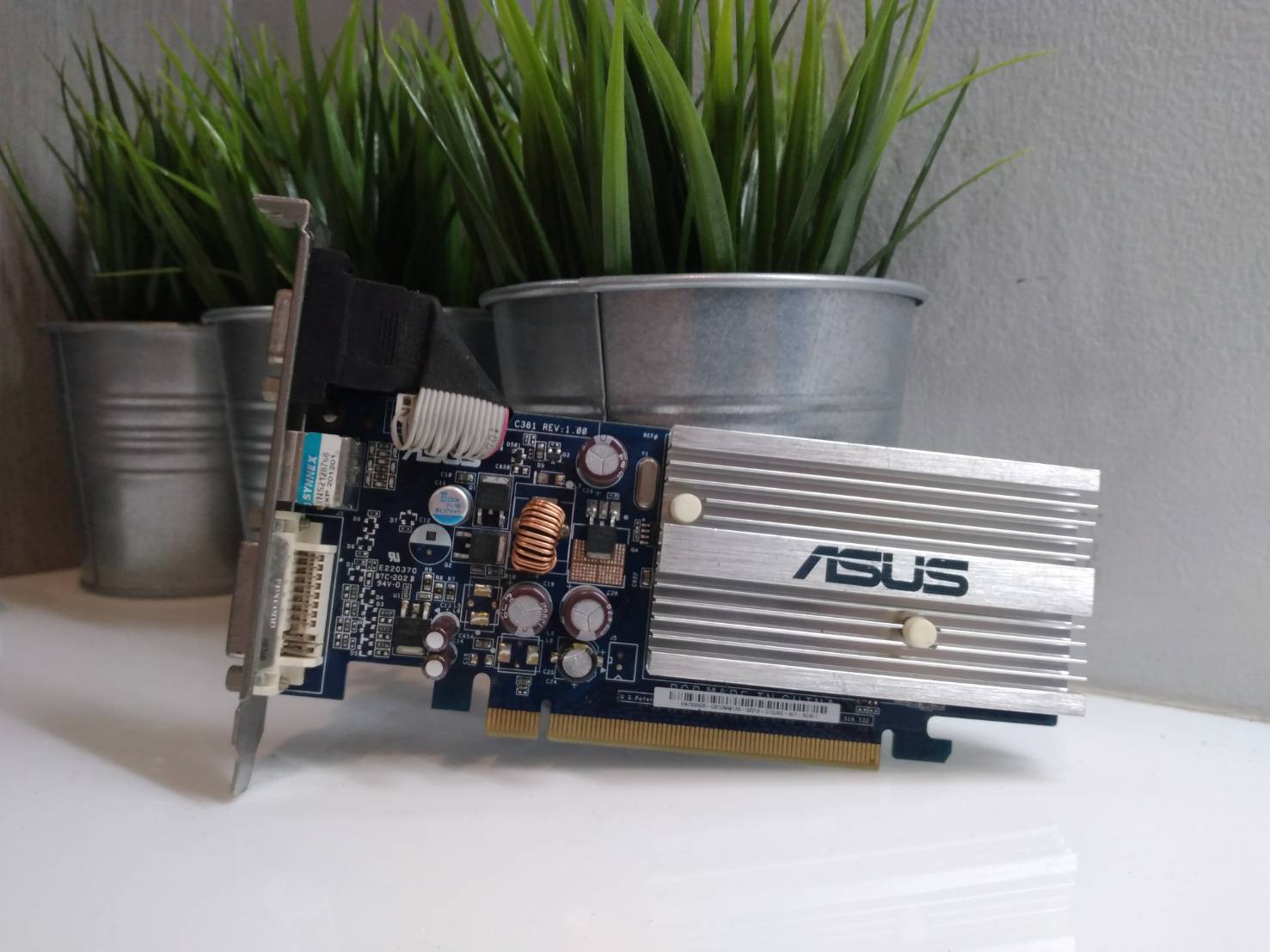 ASUS EN7200GS/HTD/256M/A GeForce 7200GS VGA DVI Video Graphics Card