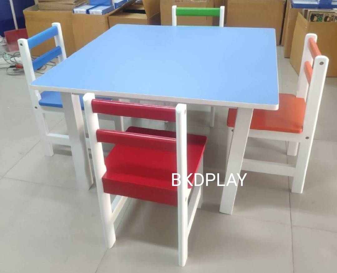 ชุดโต๊ะไม้ สี่เหลี่ยมเหลี่ยม พร้อมเก้าอี้ 4 ตัว ทำกิจกรรมกลุ่ม โต๊ะเขียนหนังสือเด็ก โต๊ะพร้อมเก้าอี้เด็กพร้อมส่ง สำหรับเด็ก อนุบาล โรงเรียน เนอสเซอรี่ ศูนย์พัฒนาเด็กเล็ก