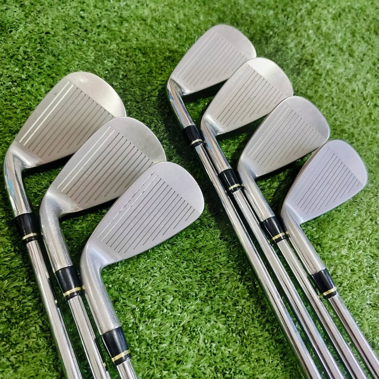 ชุดเหล็ก Nike Slingshot 550 ก้าน NS PRO 950 FLEX R สภาพสวยมากๆ ก้านกริพเดิมหมด สติ๊กเกอร์ที่ก้านอยู่ครบทั้งชุด ไม้กอล์ฟมือสอง ของแท้ By NakaraLuxurious