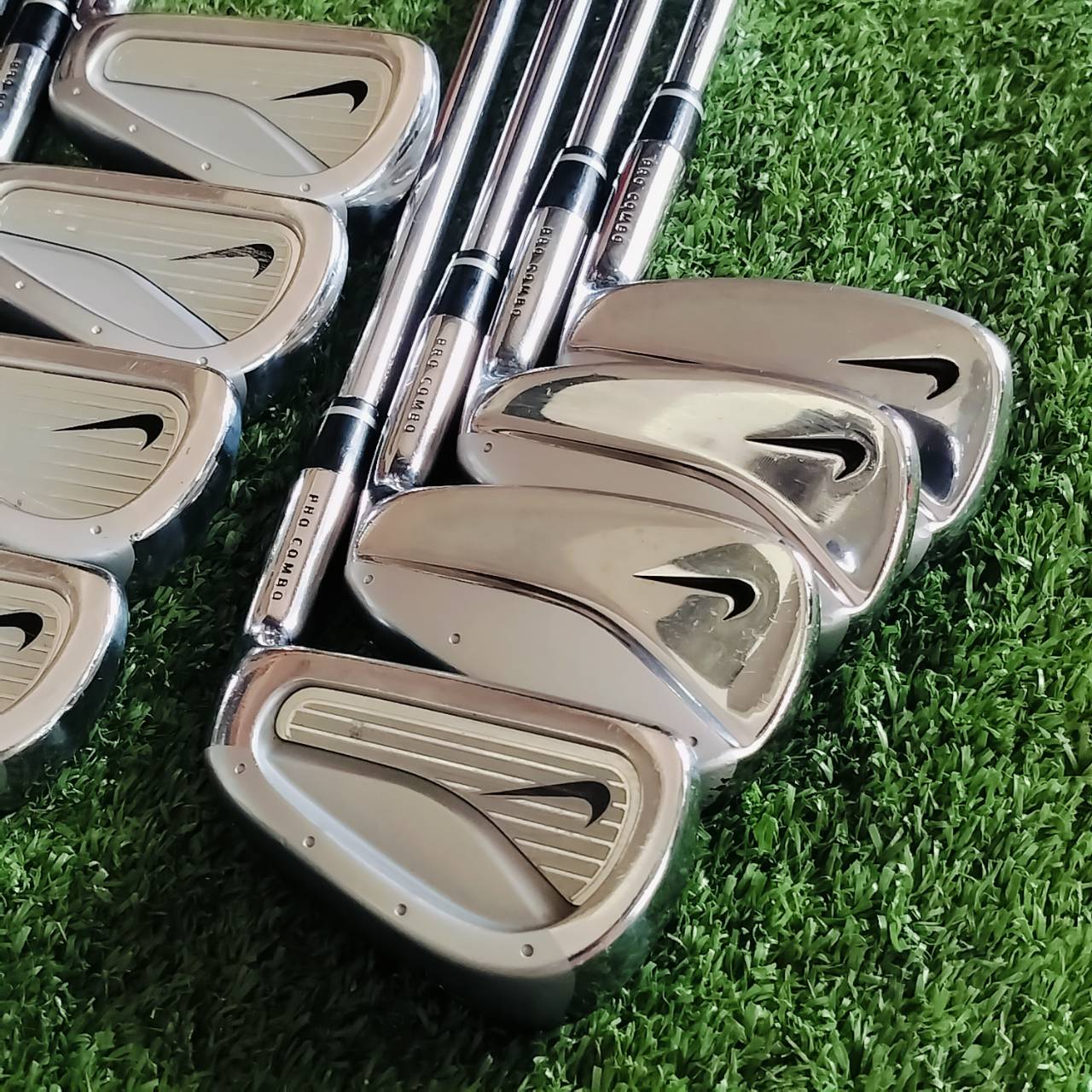 ชุดเหล็ก NIKE PRO COMBO เหล็ก FORGED สวยจัดๆทุกเหล็ก หน้าใยสวยทุกเหล็ก ตีนุ่มมากๆ และเหล็กยาวเป็นแบบ CAVITY ช่วยให้ตีง่าย ตีตรง ชดเชยสูง ไม้กอล์ฟพรีเมี่ยมมือสอง ของแท้ By NakaraLuxurious