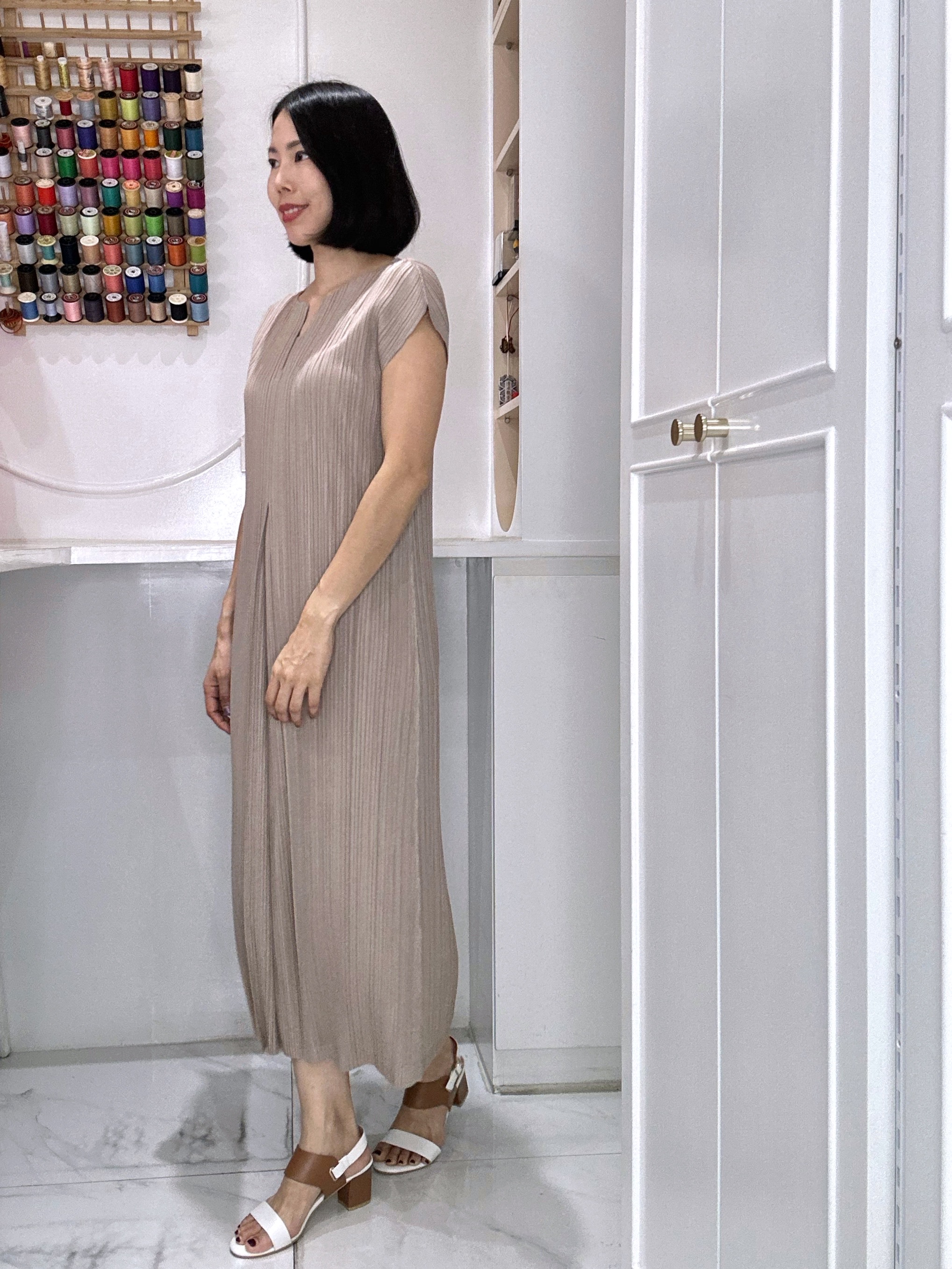 2MUAY รุ่น GJO1530 เดรสพลีทคุณภาพ OPEN NECK CAP SLEEVE PLEATED DRESS 10 สี FREE SIZE