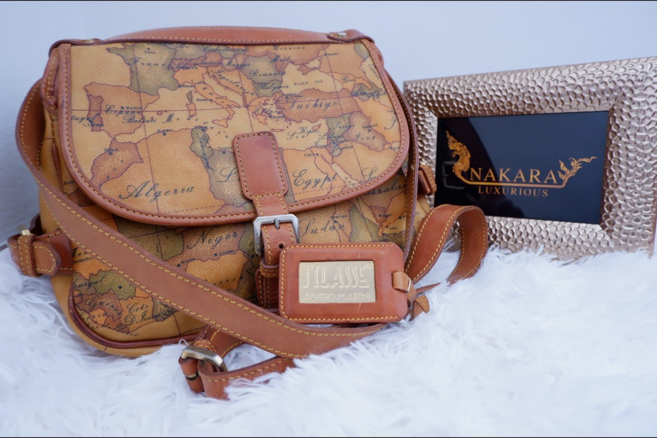 Nakala Luxurious Alviero Martini ทรงชามัวร์ค่ะ MADE IN ITALY ของแท้ 100 เปอร์เซ็นต์ มีแผนที่ประเทศไทยอยู่ตรงหน้ากระเป๋า