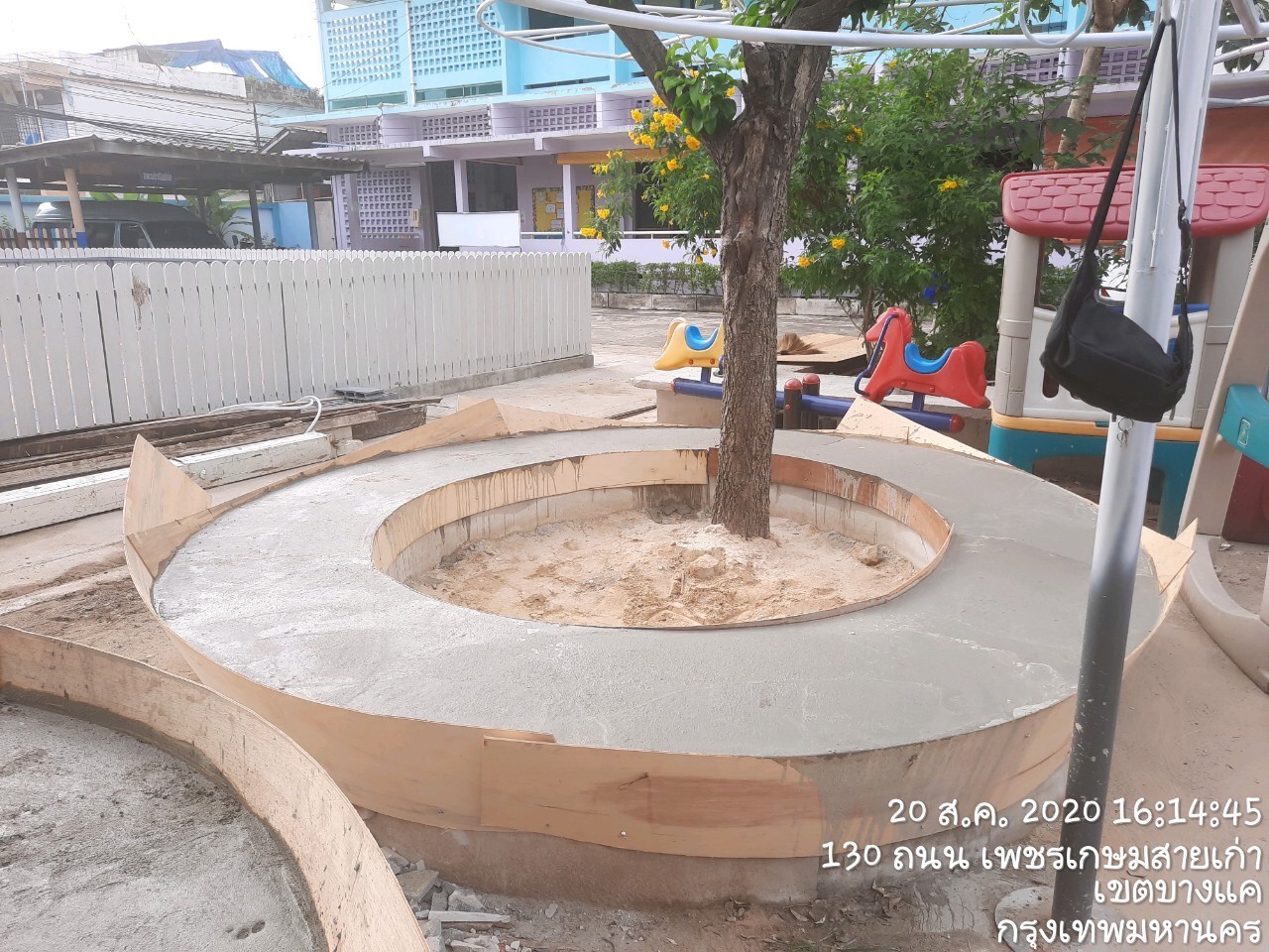 ราชวินิตประถม(บางแค)ทำเวที,ประตู,ที่นั่ง,สนามเด็กเล่น