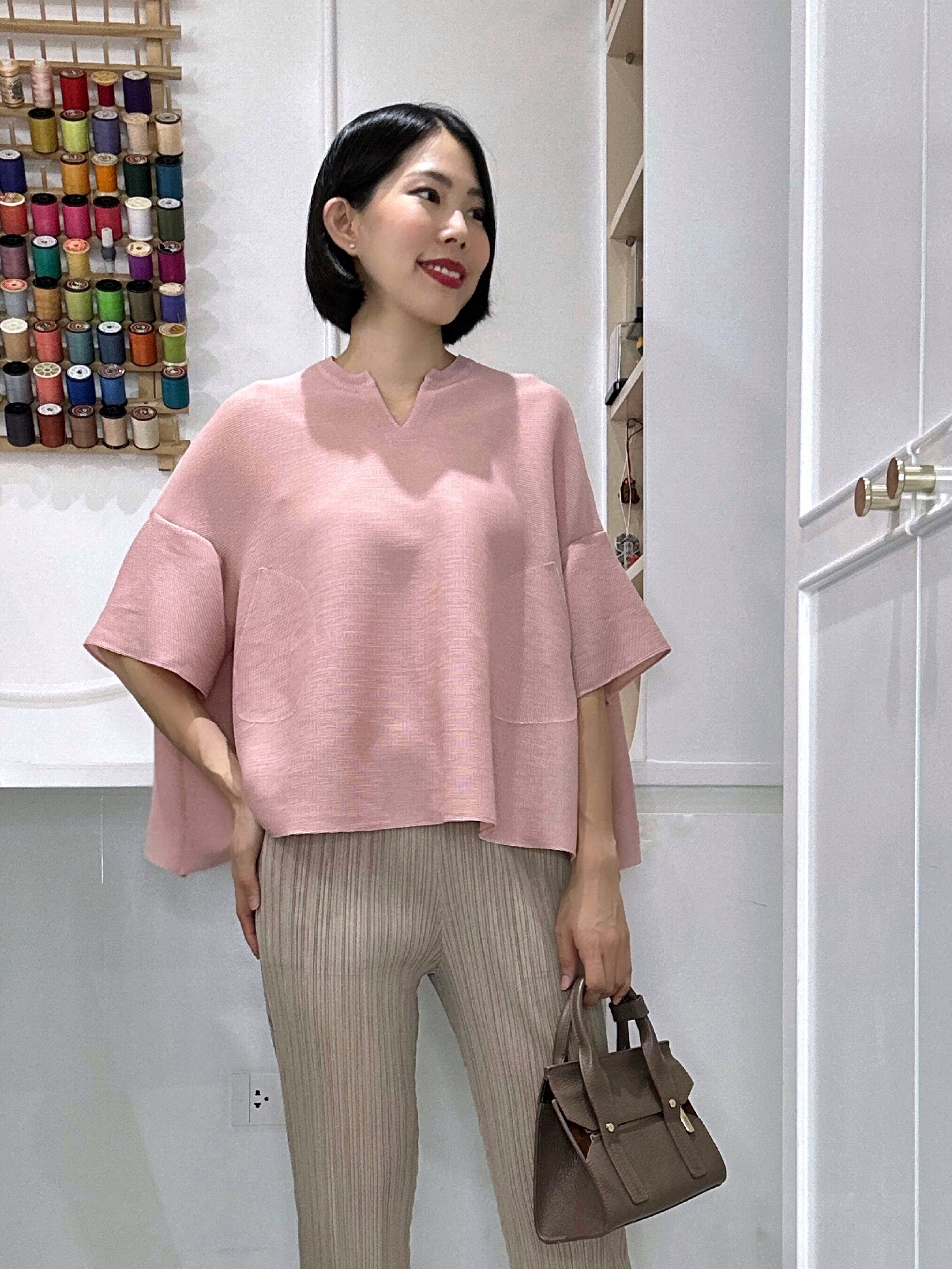 2MUAY รุ่น GJO1289 เสื้อพลีทคุณภาพ OPEN NECK FLARE SLEEVE PLEATED TOP สีดำ FREE SIZE