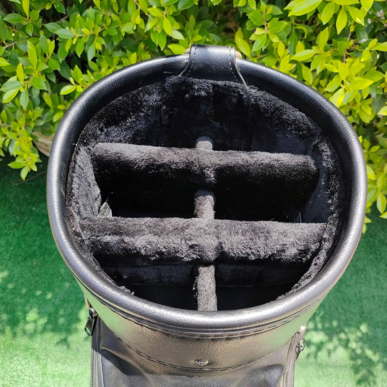 ถุงกอล์ฟ TITLEIST มือสอง สภาพสวยเรียบร้อย เป็นถุง TOUR ภายในบุกำมะหยี่อย่างดี ไม้กอล์ฟมือสอง ของแท้ BY NakaraLuxurious