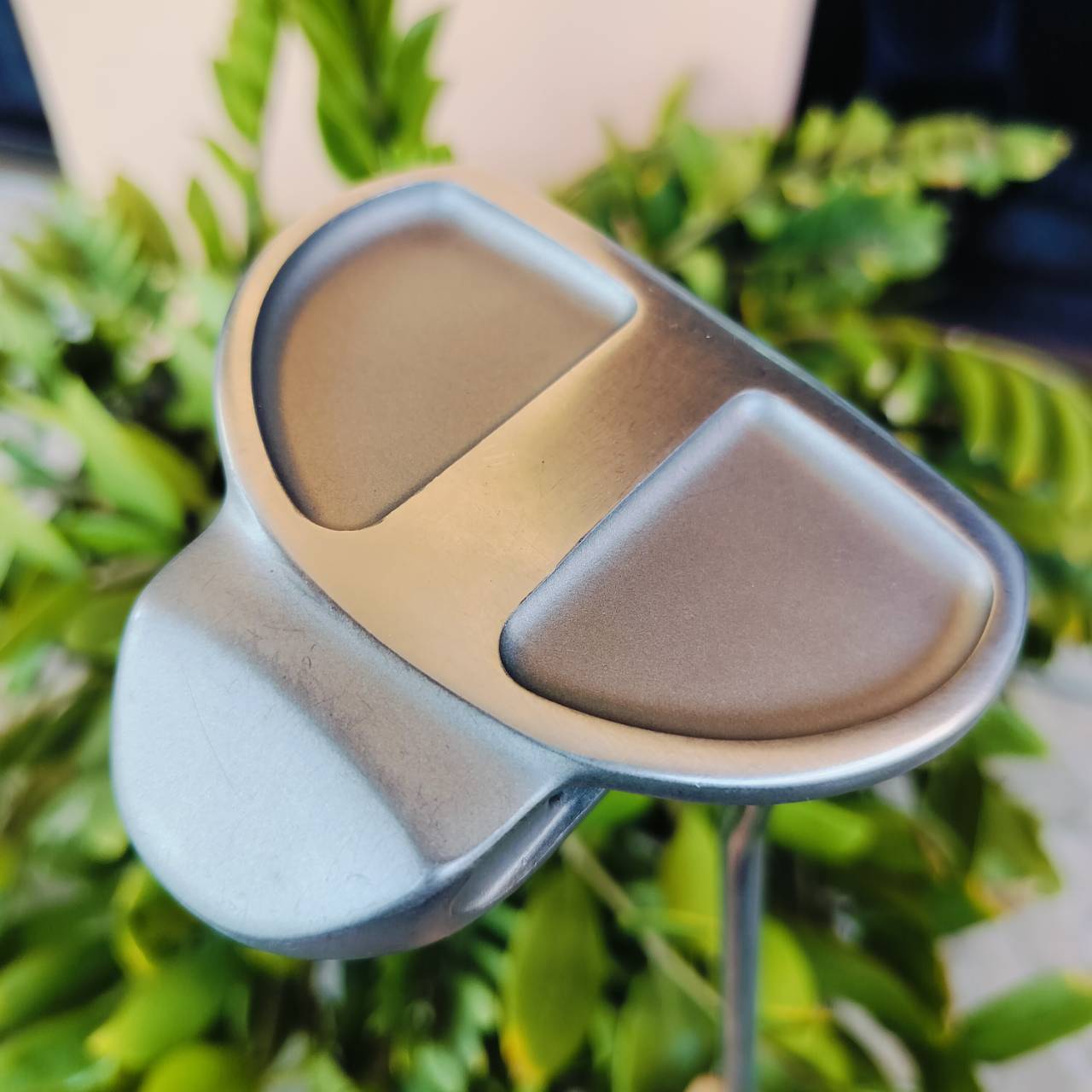 PUTTER TWO-BALL หน้านุ่ม น้ำหนักดีมาก เล็งง่ายจากสองบอล เวลาโสตรคลูกจะเห็นเลยว่าเบี้ยวหรือไม่ น้ำหนักดีมาก หน้าบล๊านซ์ ไม้กอล์ฟพรีเมี่ยมมือสอง ของแท้ By NakaraLuxurious