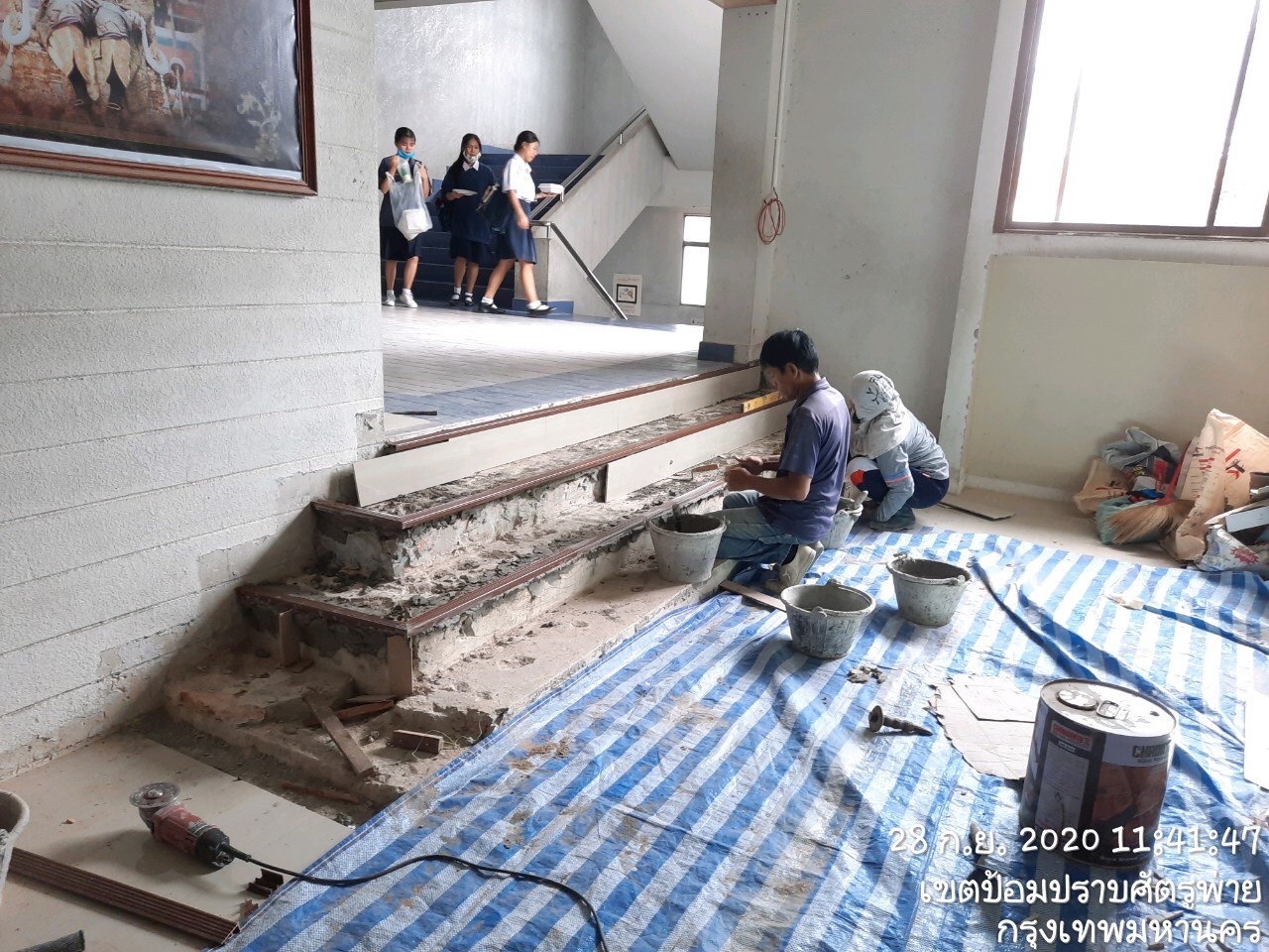 รร.สายปัญญา ปูกระเบื้องพื้น&ติดตั้งกระดานถนอมสายตา