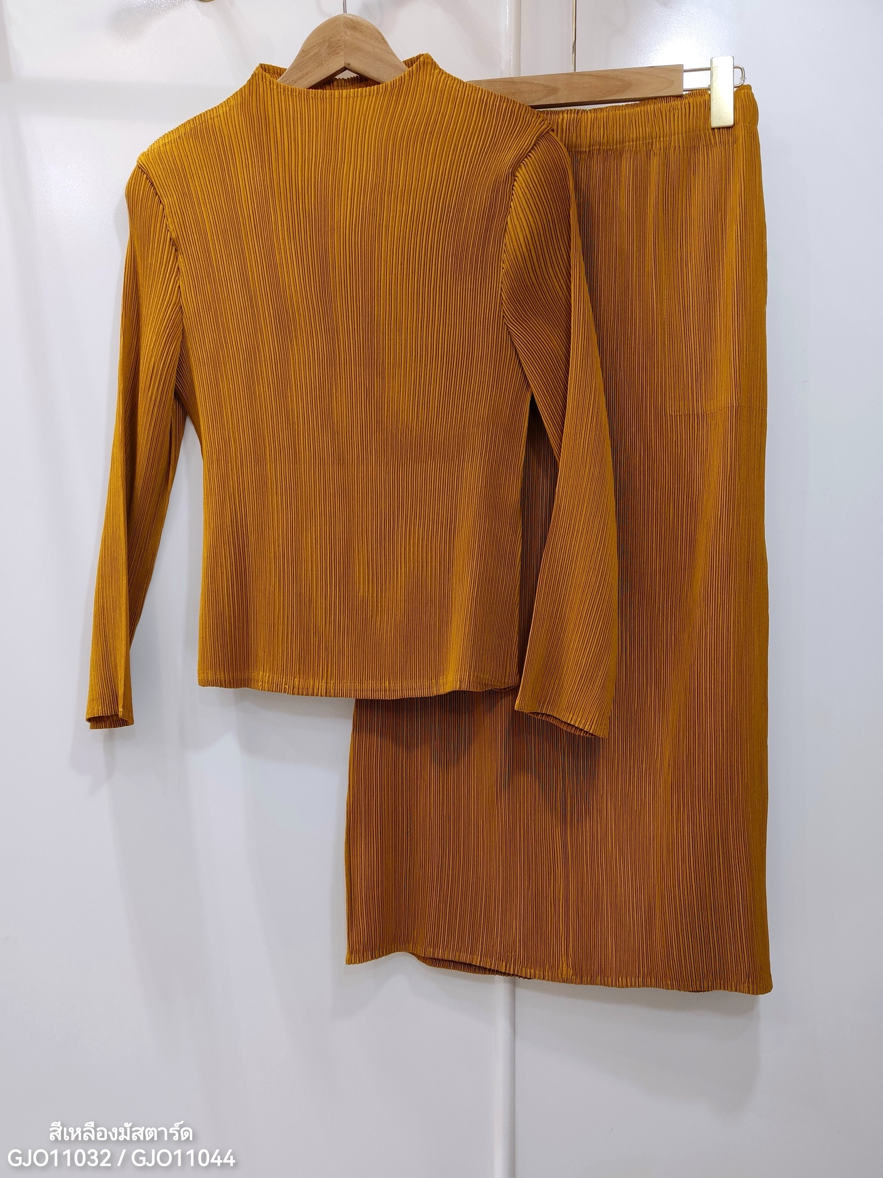 ปรับราคาลง20%!! 2MUAY รุ่น GJO11032/ GJO11044 เซ็ตพลีทผ้าแมตต์ HIGHNECK LONGSLEEVE TOP WITH PENCIL SKIRT PLEATED SET 10 สี FREE SIZE