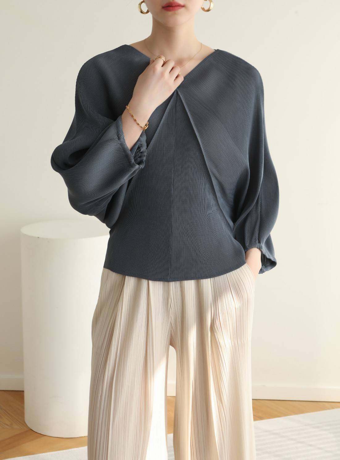 2MUAY รุ่น GJO3075 เสื้อผู้หญิง เสื้อพลีทคุณภาพ สีดำ BATSLEEVE BOW TIE PLEAT TOP FREE SIZE