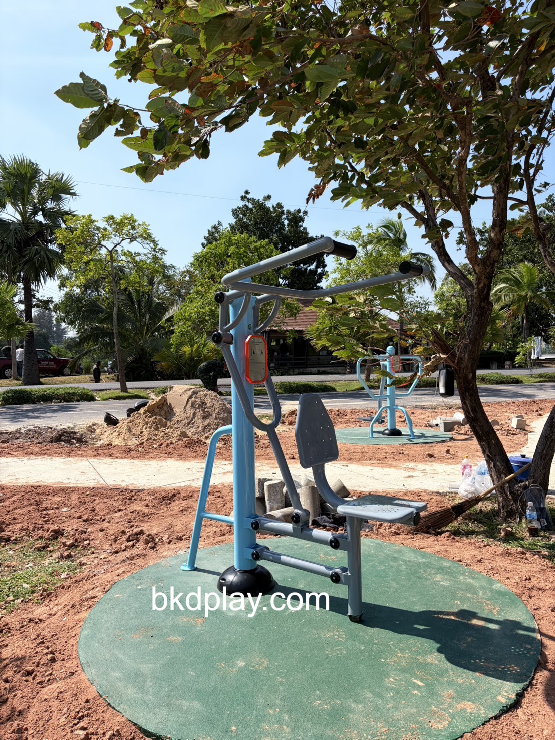 เครื่องออกกำลังกายกลางแจ้ง อุปกรณ์บริหารแขน-หัวไหล่-หน้าอก (แบบดึงเข้าหาตัว) ลานกีฬา อเนกประสงค์ สนามกีฬา ผลิตในไทย สั่งทำตามสีที่ต้องการได้