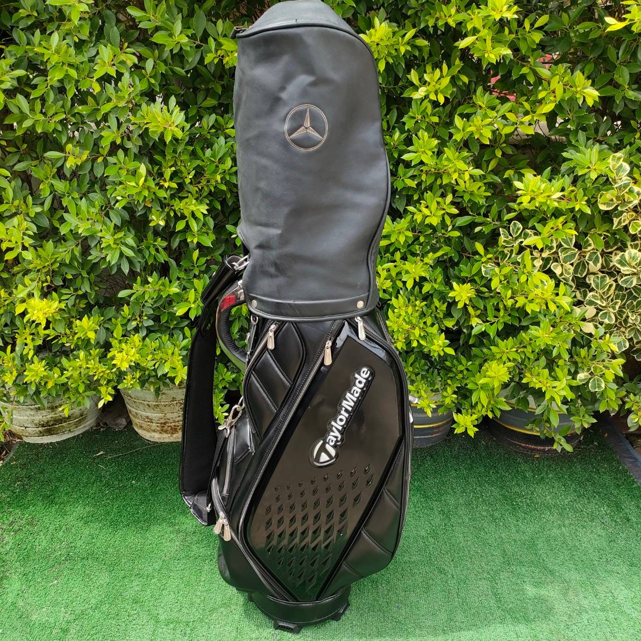 ถุงกอล์ฟ TAYLORMADE มือสอง Premium Modern สวยนางฟ้า *** เจ้าของเดิมทำ COVER ด้านบนหาย ที่ใส่อยู่เป็น COVER BENZ แท้ชั่วคราว ไม้กอล์ฟมือสอง ของแท้ BY NakaraLuxurious