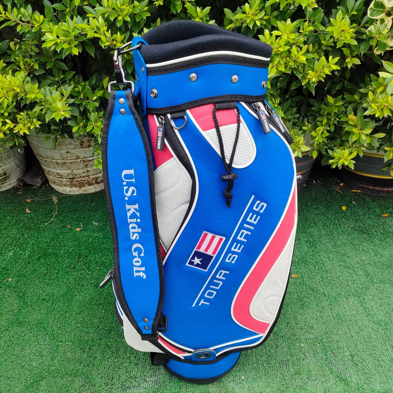 ถุงกอล์ฟเด็ก U.S.KIDS GOLF TOUR SERIES - สีน้ำเงิน ขนาดไชส์ของถุง ปากถุง 7.5 นิ้ว ความสูงของถุงกอล์ฟ 28 นิ้ว ถุงกอล์ฟที่ดีที่สุด สำหรับเยาชน ถุง TOUR มือหนึ่ง ของแท้ BY NakaraLuxurious