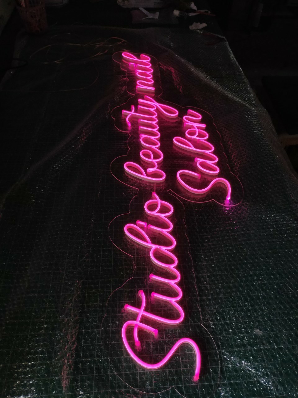 ไฟนีออน เฟค