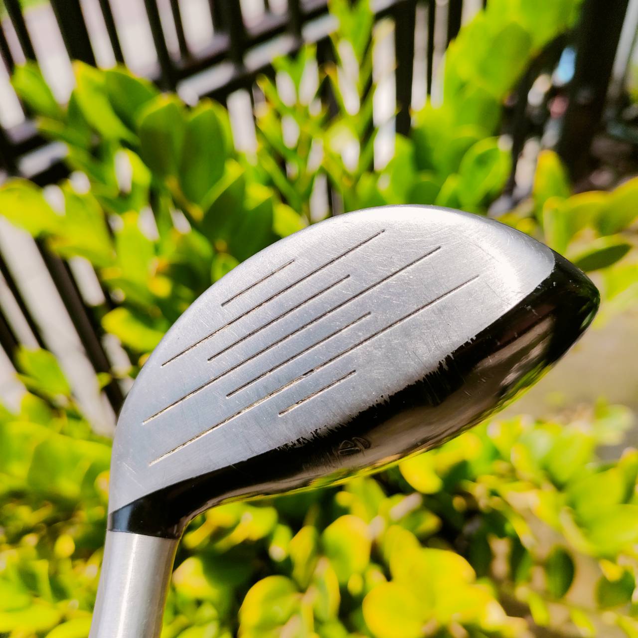 FW7 Taylormade ST ก้าน RE*AX FLEX R องศา 21 รุ่นนี้ตีตรงมากๆค่ะ เพราะถ่วงน้ำหนัก ไว้ถึง สามจุด โดยมีหมุดใหญ่อยู่กลาง และมีสองหมุดบน-ล่าง ที่ไขปรับได้ ไม้กอล์ฟพรีเมี่ยมมือสอง ของแท้ By NakaraLuxurious