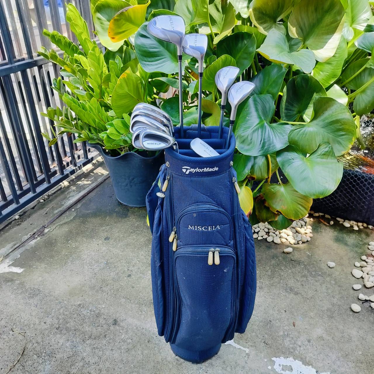 🏌️♀️ไม้กอล์ฟสำหรับผู้หญิง 🏌️♀️ ** ถุงกอล์ฟมีตำหนิ มีรูป** . SET TAYLORMADE MISCELA เป็นก้านเบาพรีเมี่ยมจริงๆ หัวไม้หัวใหญ่ หน้าเด้ง ตีตรง ไม้ช่วยเพิ่มระยะให้อย่างดี ไม้กอล์ฟพรีเมี่ยมมือสอง ของแท้ By NakaraLuxurious