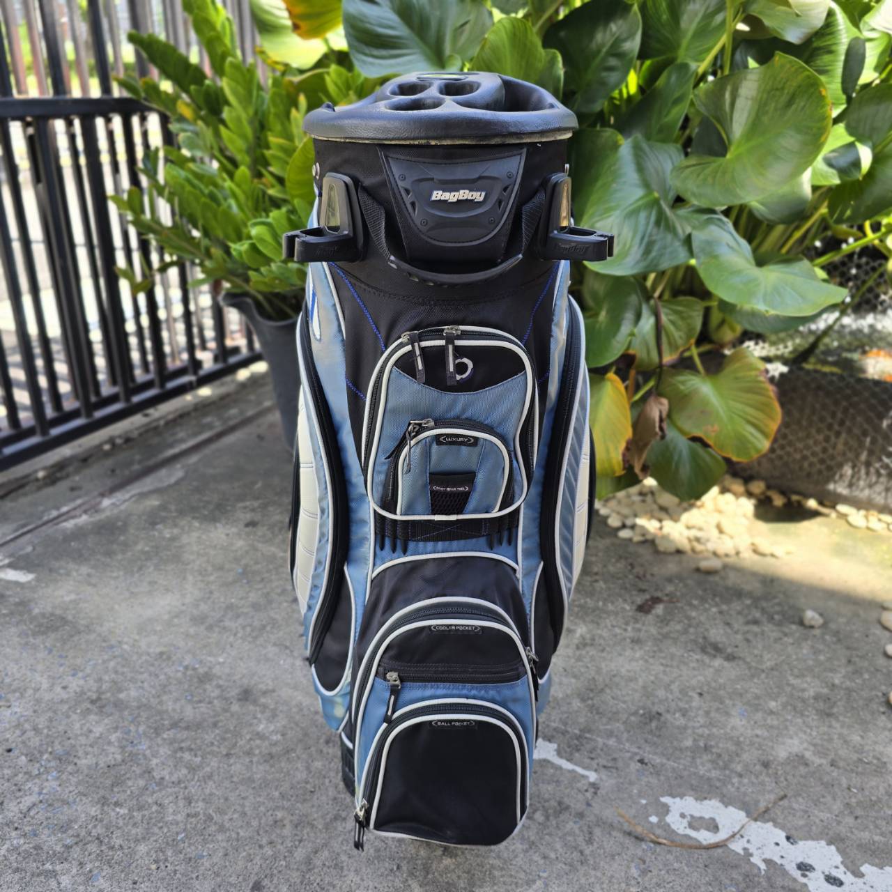 ถุงกอล์ฟ BAG BOY **ชาย COVER รุ่ยเล็กน้อย** นอกนั้นสภาพสวยสมบูรณ์ จุดเด่นที่ช่องใส่ไม้กอล์ฟ ที่แยกแต่ละชิ้น และรักษา อุปกรณ์ได้ดีมากที่สุดค่ะ