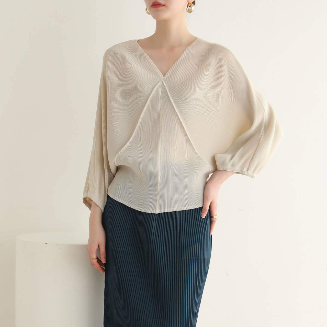 2MUAY รุ่น GJO3075 เสื้อผู้หญิง เสื้อพลีทคุณภาพ สีดำ BATSLEEVE BOW TIE PLEAT TOP FREE SIZE