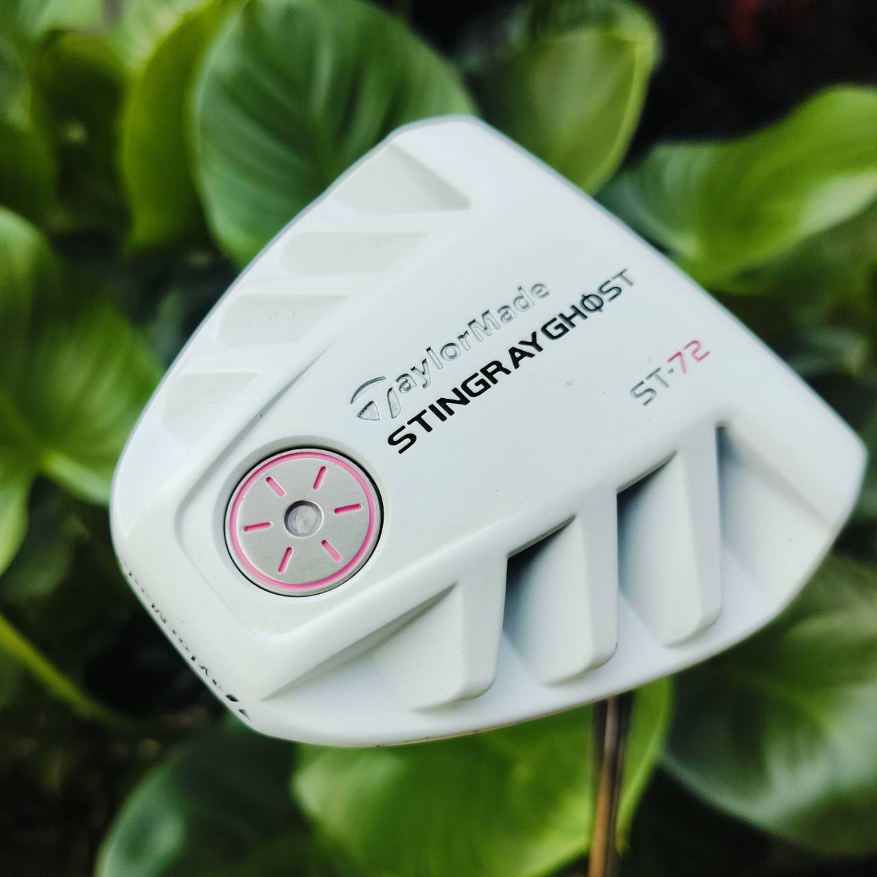 Putter TaylorMade Stingray Ghost ST-72 Length:33" ทำให้ค่า M.O.I. สูงมาก หน้า PURE ROLL ลูกหมุนเกาะไลน์มากที่สุด และให้ฟีลลิ่งที่นุ่มมาก เส้นเล็งสามเส้นทำให้ เล็งเป้าหมายได้อย่างแม่นยำ ไม้กอล์ฟพรีเมี่ยมมือสอง ของแท้ NakaraLuxurious