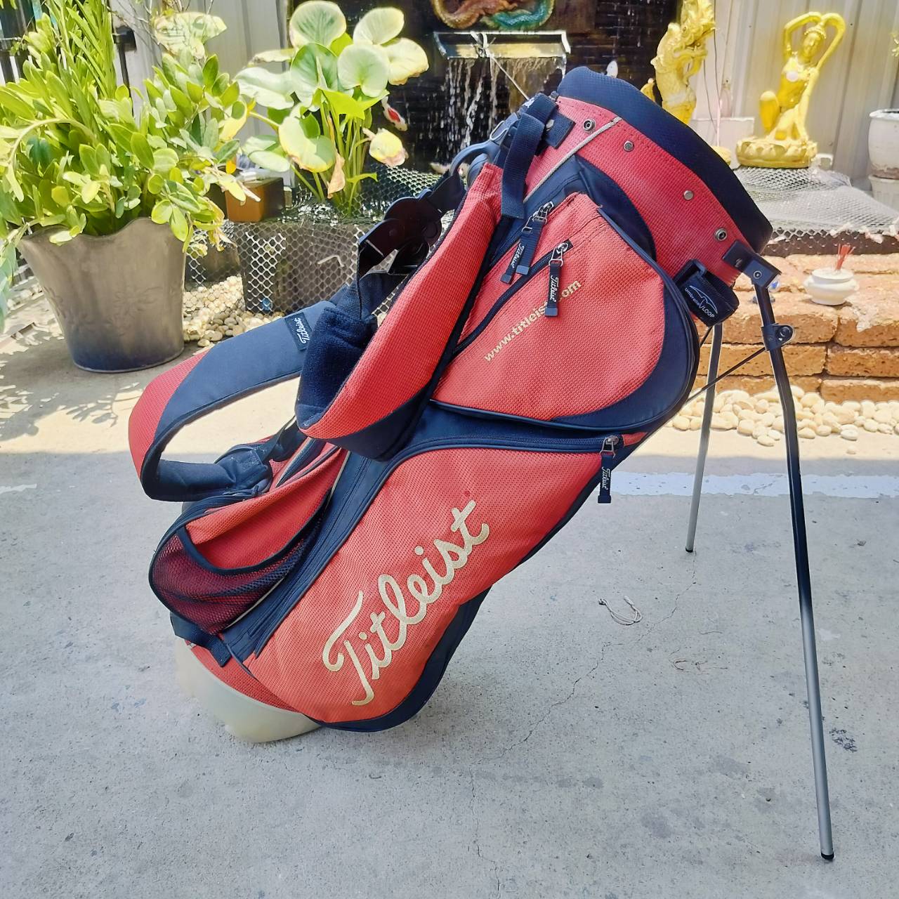 ถุงกอล์ฟ Titleist ขาตั้ง มือสองสภาพสมบูรณ์ ขาตั้งแข็งแรง มีสีซีดเล็กน้อย นอกนั้นสมบูรณ์ ซิปดีมาก มีสายสะพายแบบเป้อย่างดี กันน้ำ