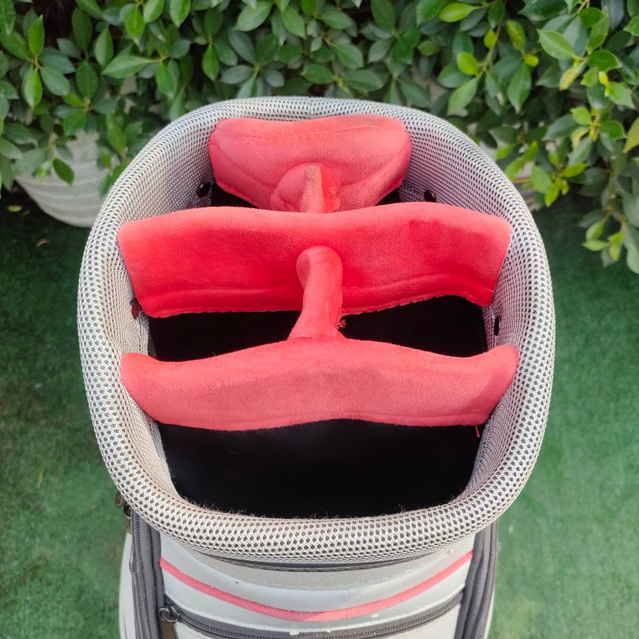 ถุงกอล์ฟ NIKE มือสอง ** ถุงกอล์ฟมีตำหนิ มีรอยลอก 2 จุด มีรุปให้ชมค่ะ **