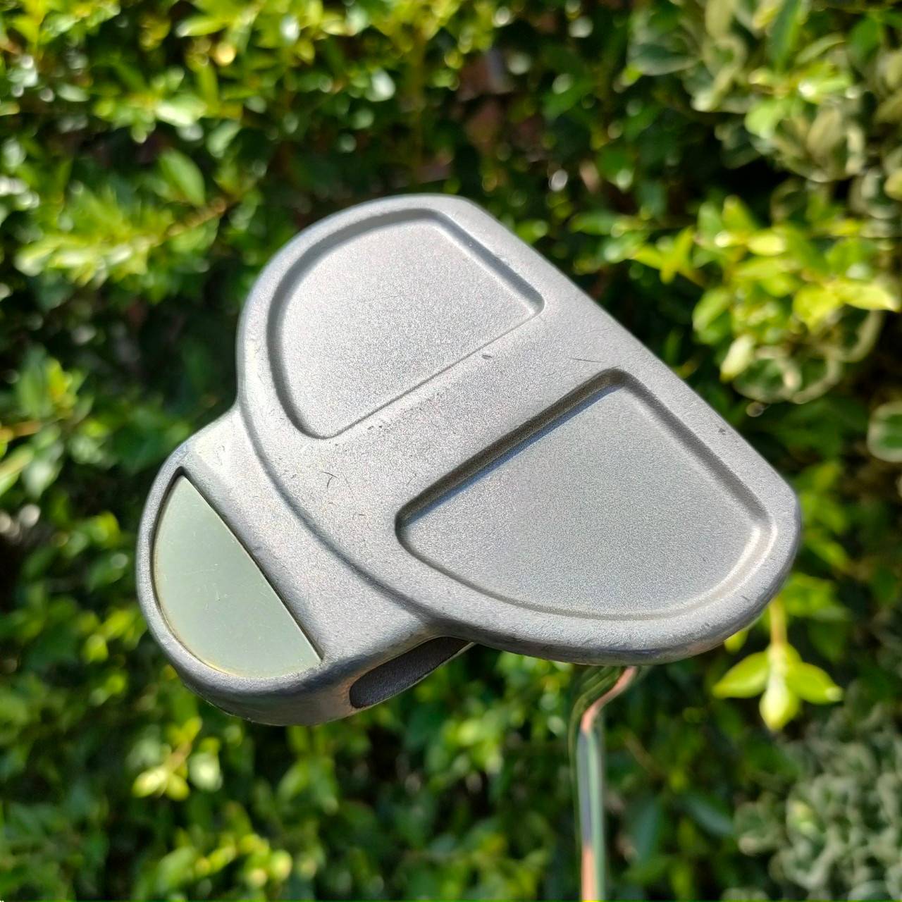 PUTTER COSTOM ความยาว 34 นิ้ว เป็นแบบสามบอล เล็งง่ายขึ้น กระจายน้ำหนักและชดเชยความผิดพลาดได้สูงครับ