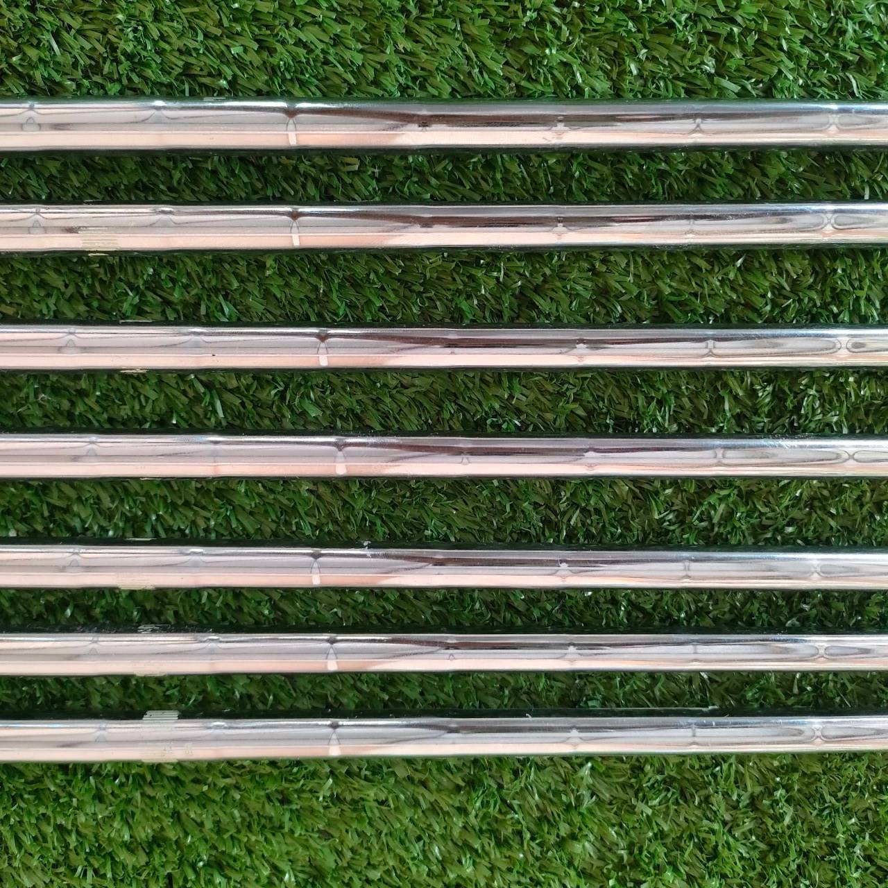 ชุดเหล็ก MIZUNO JPX800 FORGED มีเหล็ก 5-9 เเละ PW GW ก้าน NS.PRO 950 GH FLEX R เหล็ก GRAIN FLOW FORGED JAPAN รุ่นสุดพรีเมี่ยมของ MIZUNO ทั้ง FORGED และมี CAVITY ทั้งนุ่มและตีง่ายมากๆครับ ชุดนี้ มีถึง WEDGE ด้วยแล้วนะครับ ก้านก็ดีมาก เบาเพียงแค่ 95 กรัม