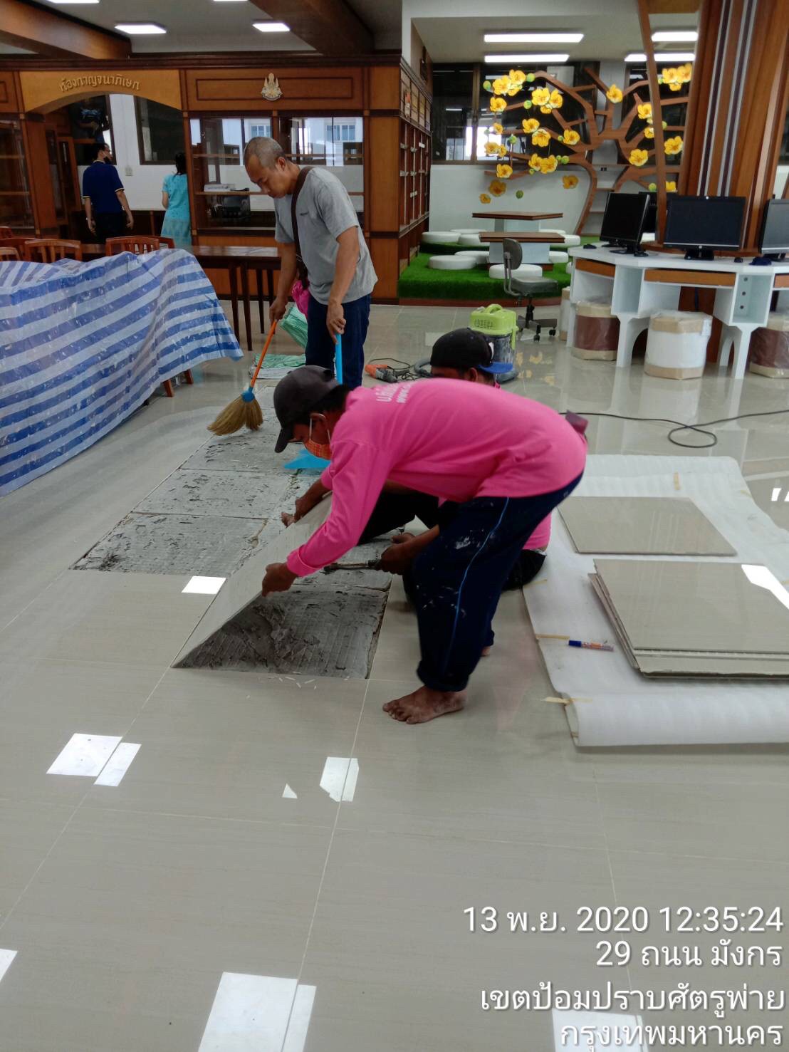 รร.สายปัญญา ปูกระเบื้องพื้น&ติดตั้งกระดานถนอมสายตา