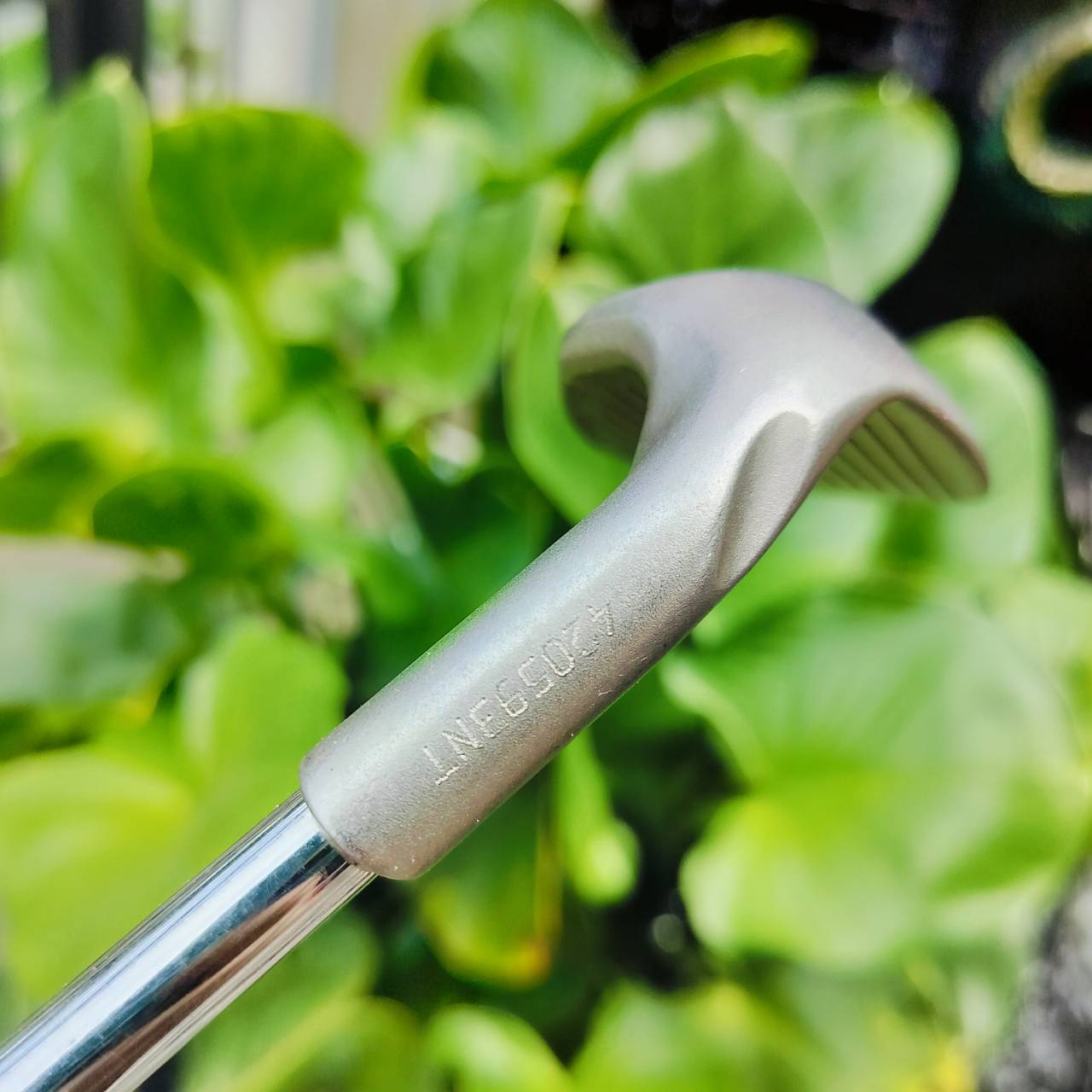 LOB WEDGE PING i3+ องศา 58 เป็นรุ่น OVER SIZE ใบใหญ่ชิพง่าย และสปินดีมาก รุ่นนี้เป็นรุ่อง U ช่วยให้ตีติดสปินได้ง่ายมาก ตกหยุดๆเลย ไม้กอล์ฟพรีเมี่ยมมือสอง ของแท้ By NakaraLuxurious